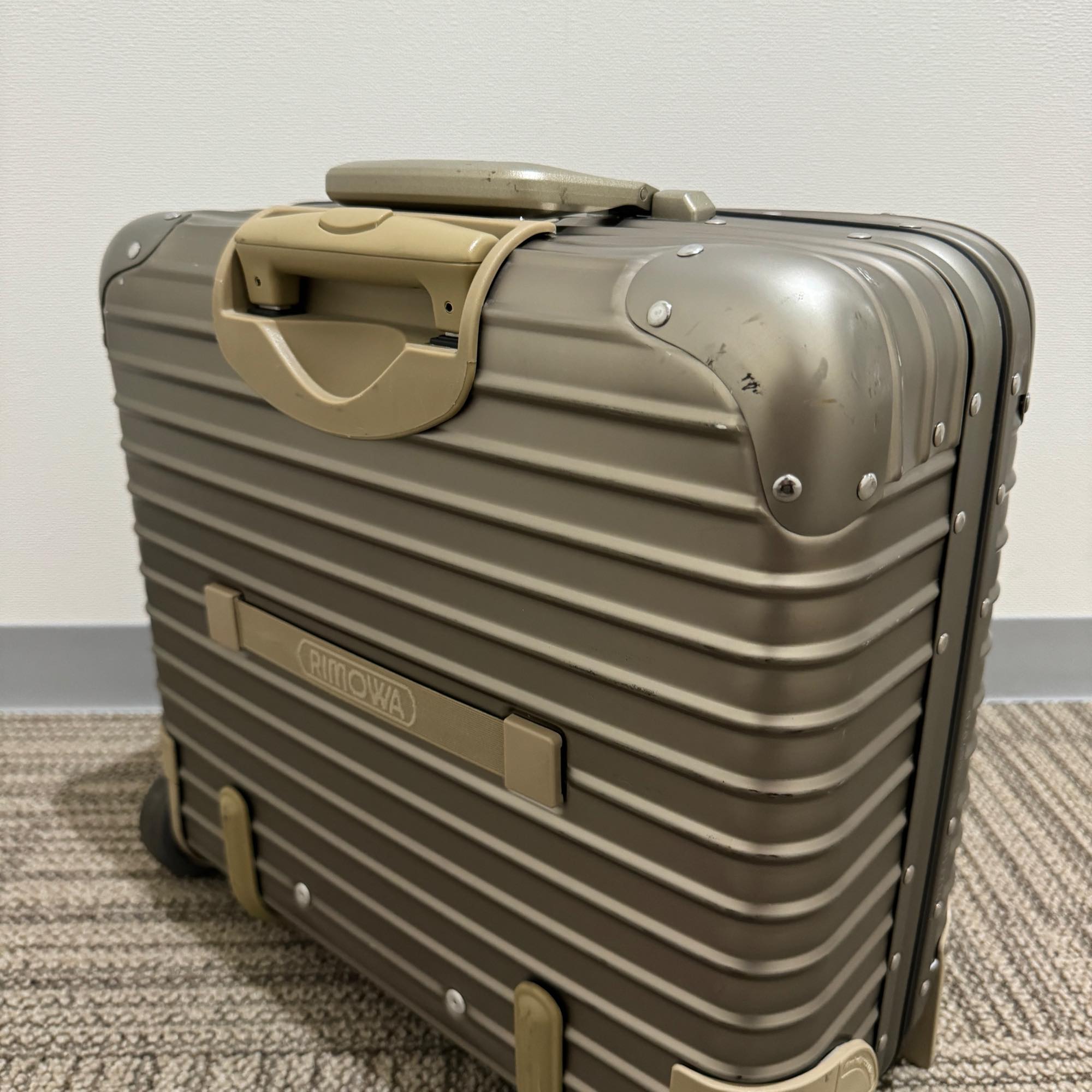 リモワ　トパーズ チタニウム　920.40.03.2-2　中古美品　28リットル　2輪