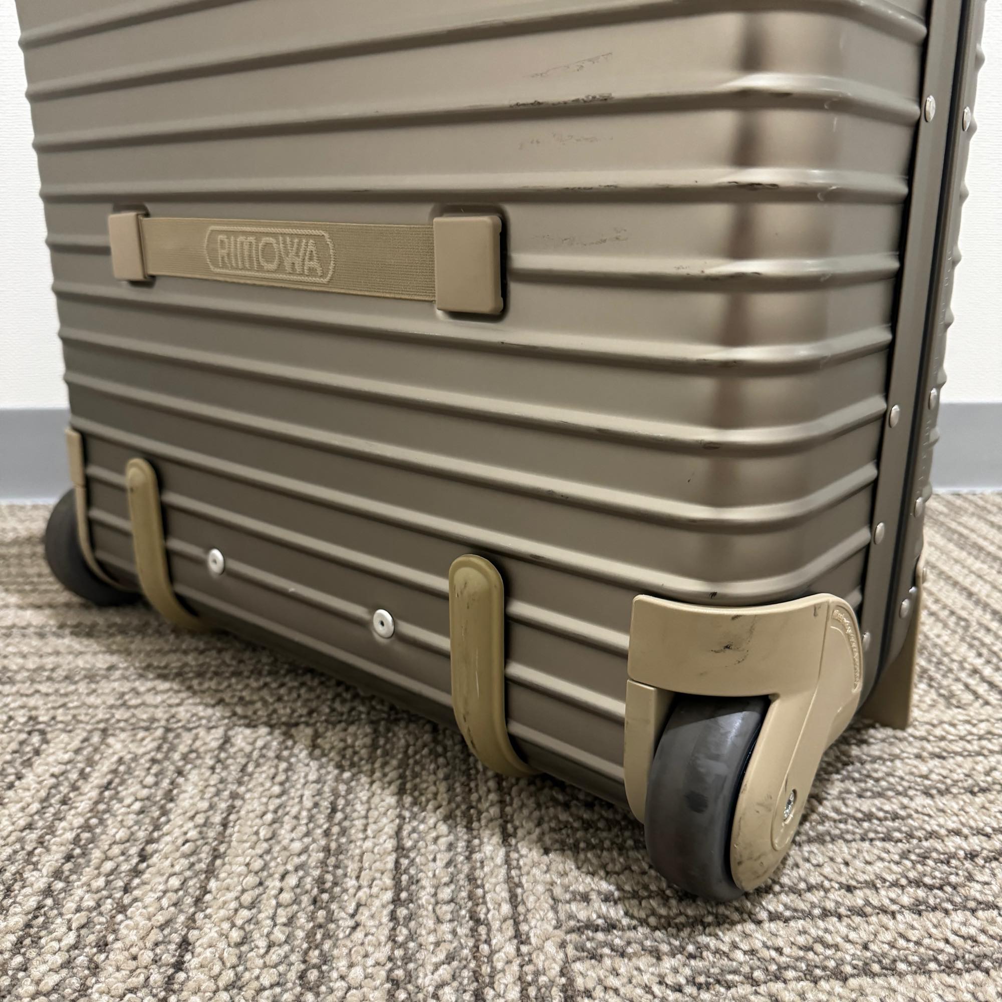 リモワ　トパーズ チタニウム　920.40.03.2-2　中古美品　28リットル　2輪