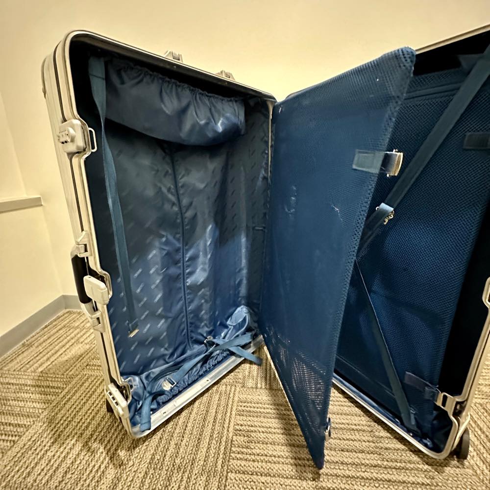 リモワ　シルバーインテグラル　中古品　U923.77-2　104リットル　4輪