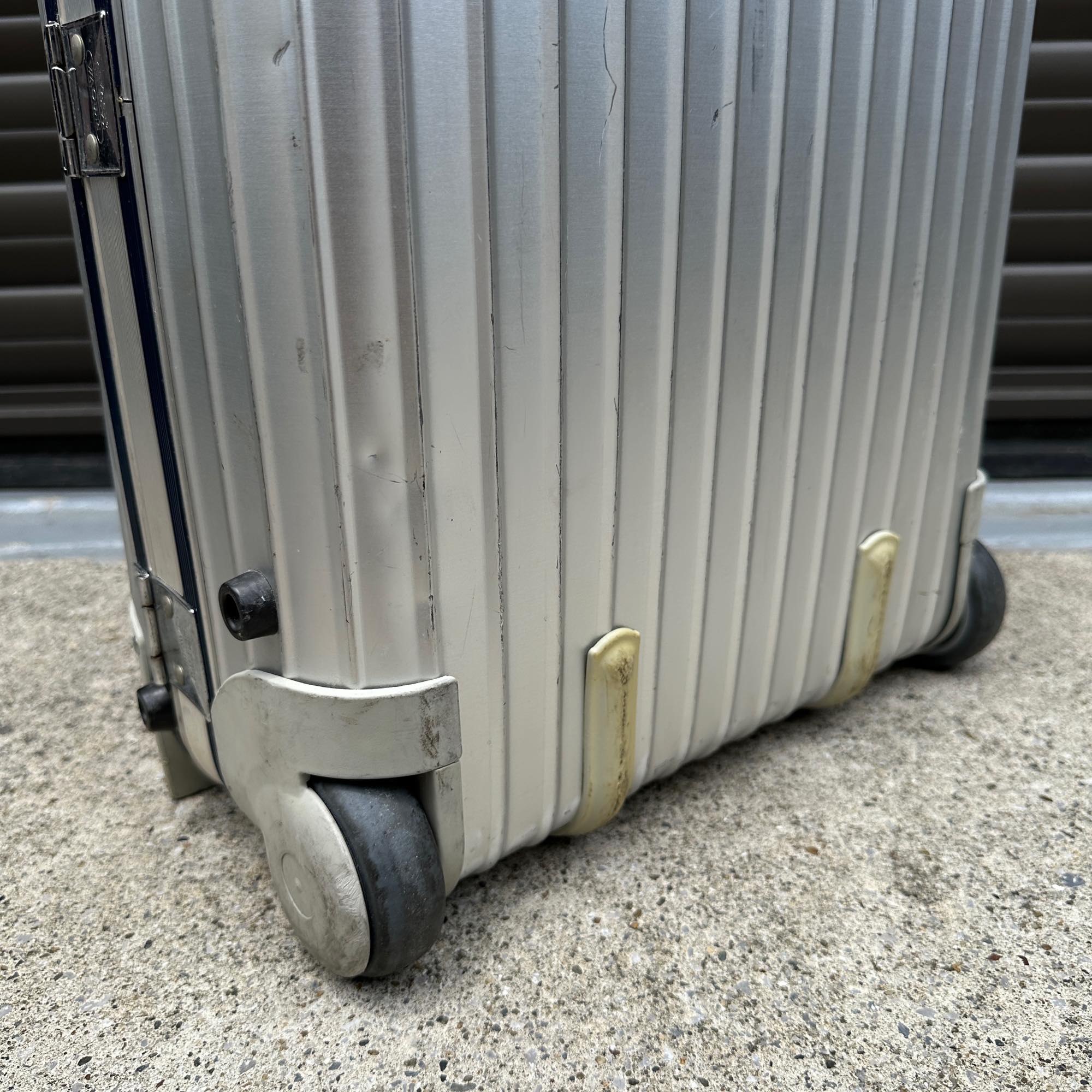 リモワ　シルバーインテグラル　925.52-2　35リットル　中古商品　2輪