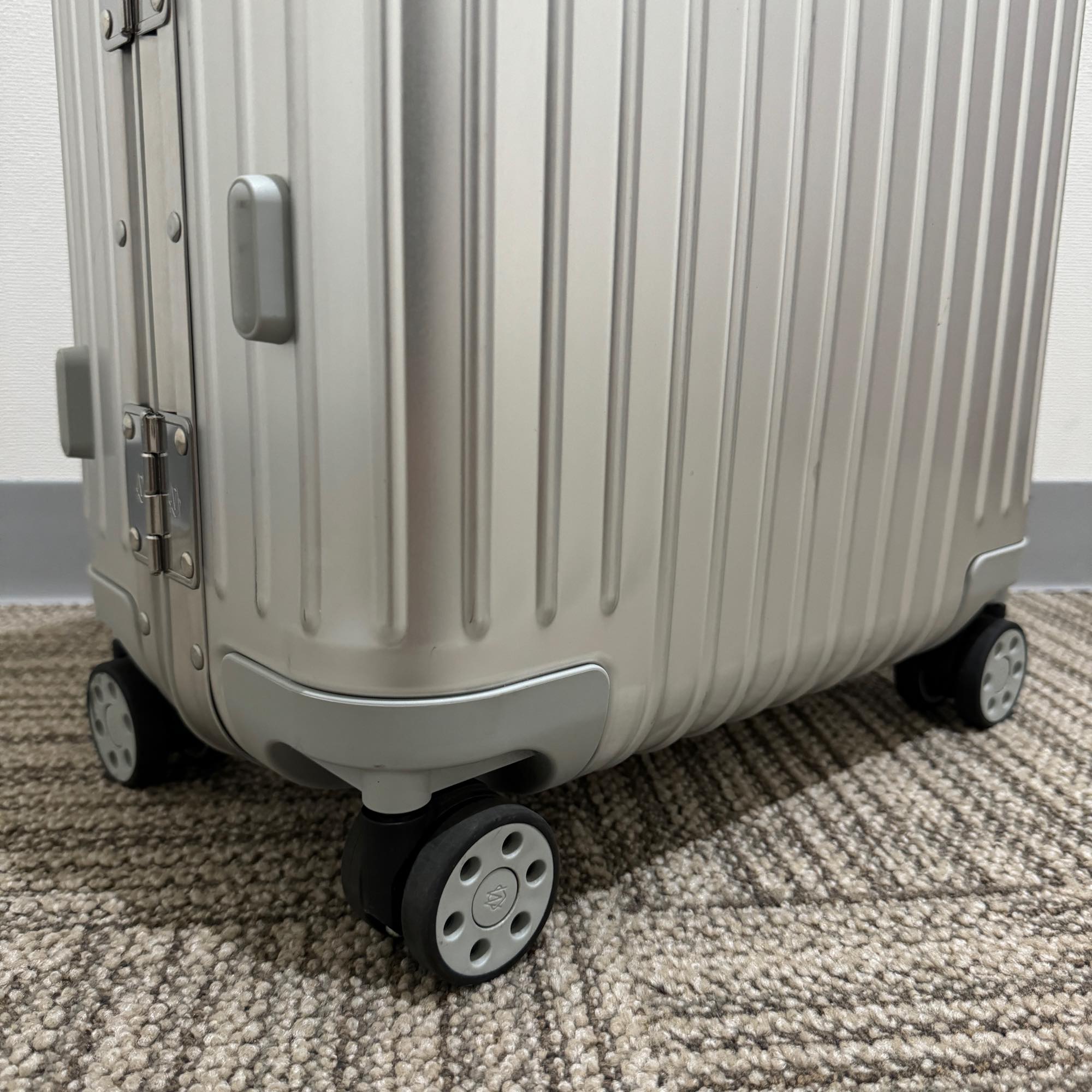 リモワ　オリジナル 925.53.00.4　キャビン　中古美品　35リットル　4輪