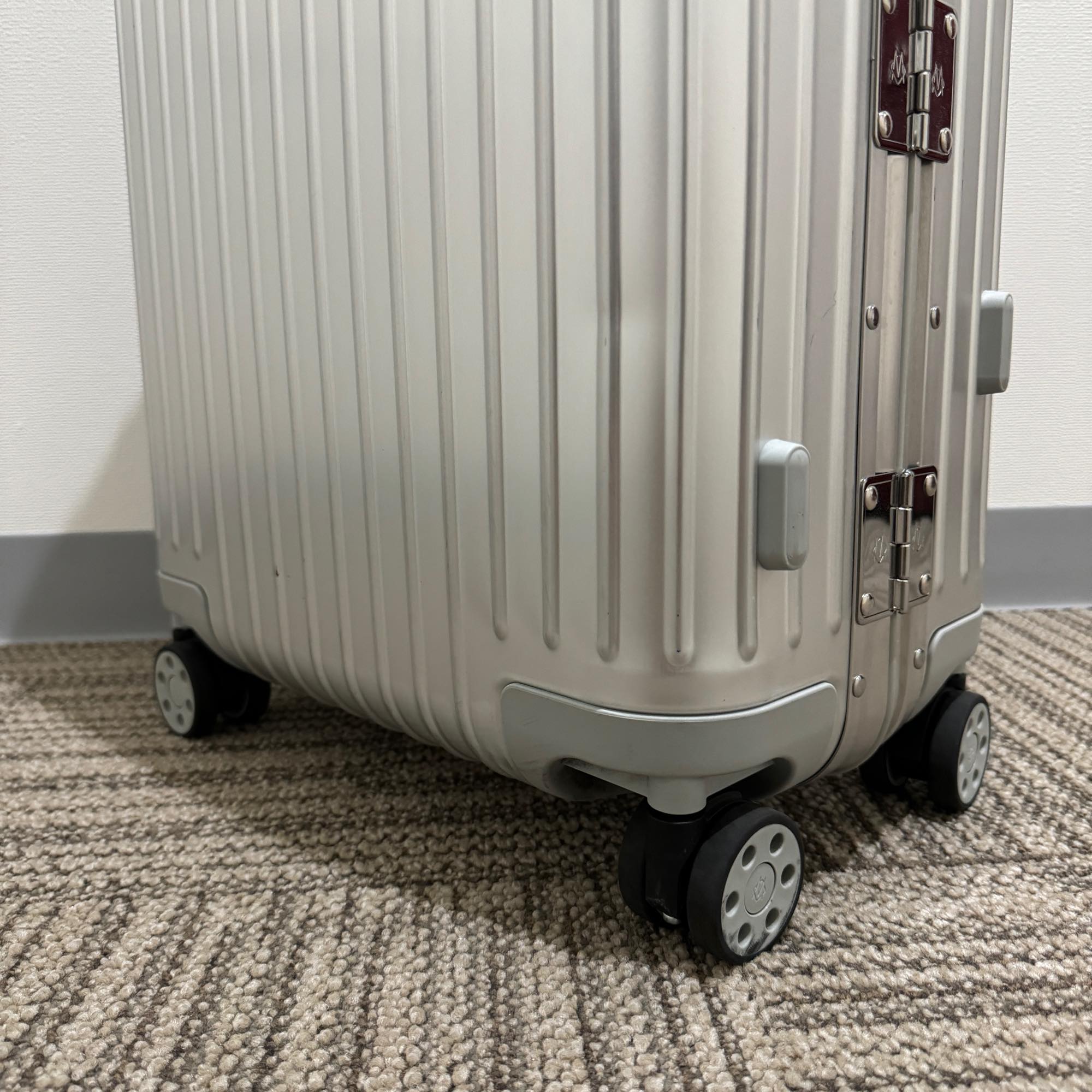 リモワ　オリジナル 925.53.00.4　キャビン　中古美品　35リットル　4輪