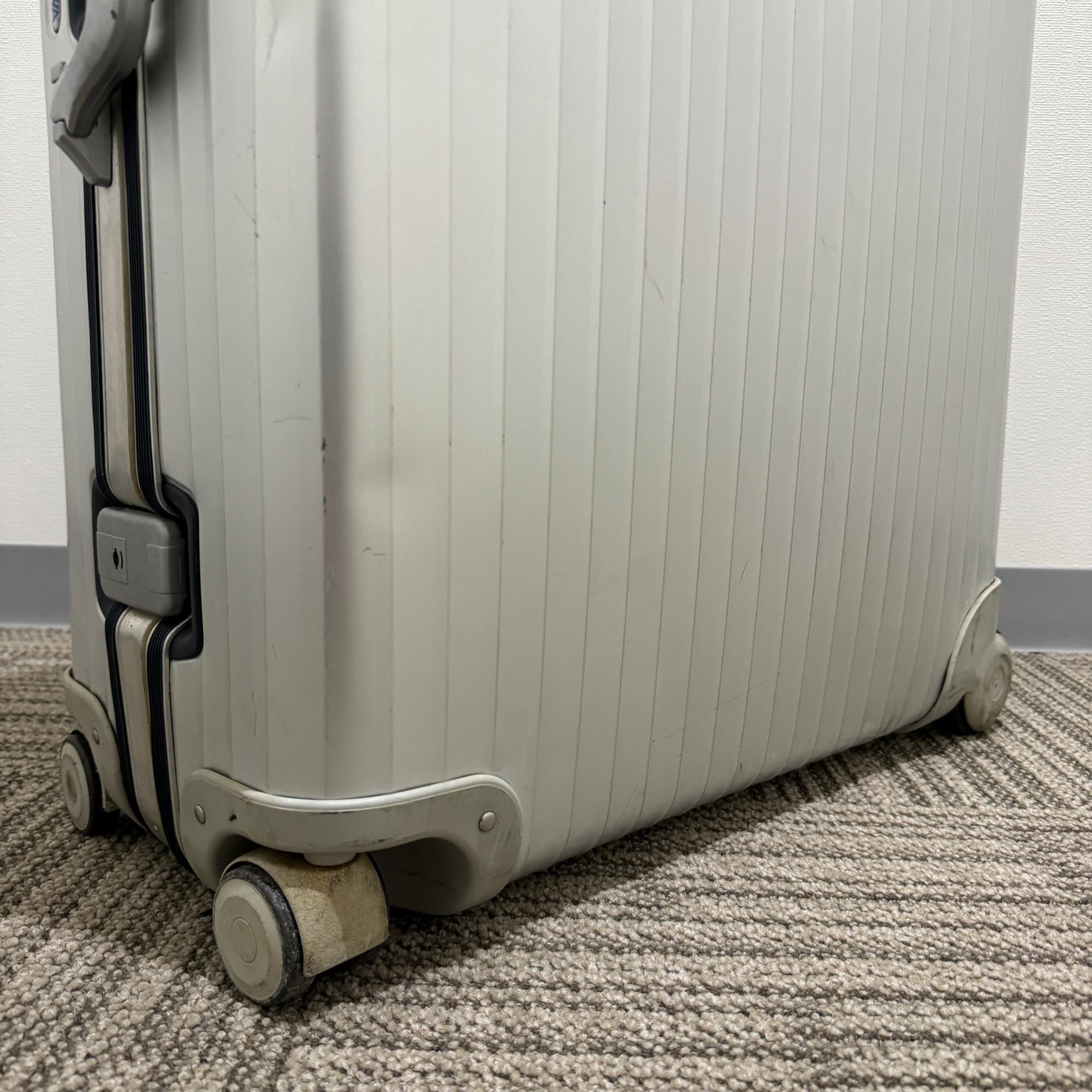 リモワ　シルバーインテグラル　中古商品　927.77-2　104リットル　4輪
