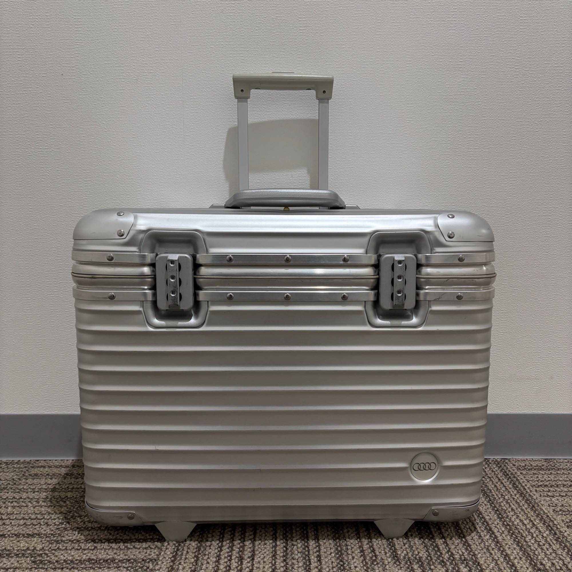 リモワ　オリジナル　パイロット(アウディコラボモデル)　中古商品　928.50-2　36リットル　2輪