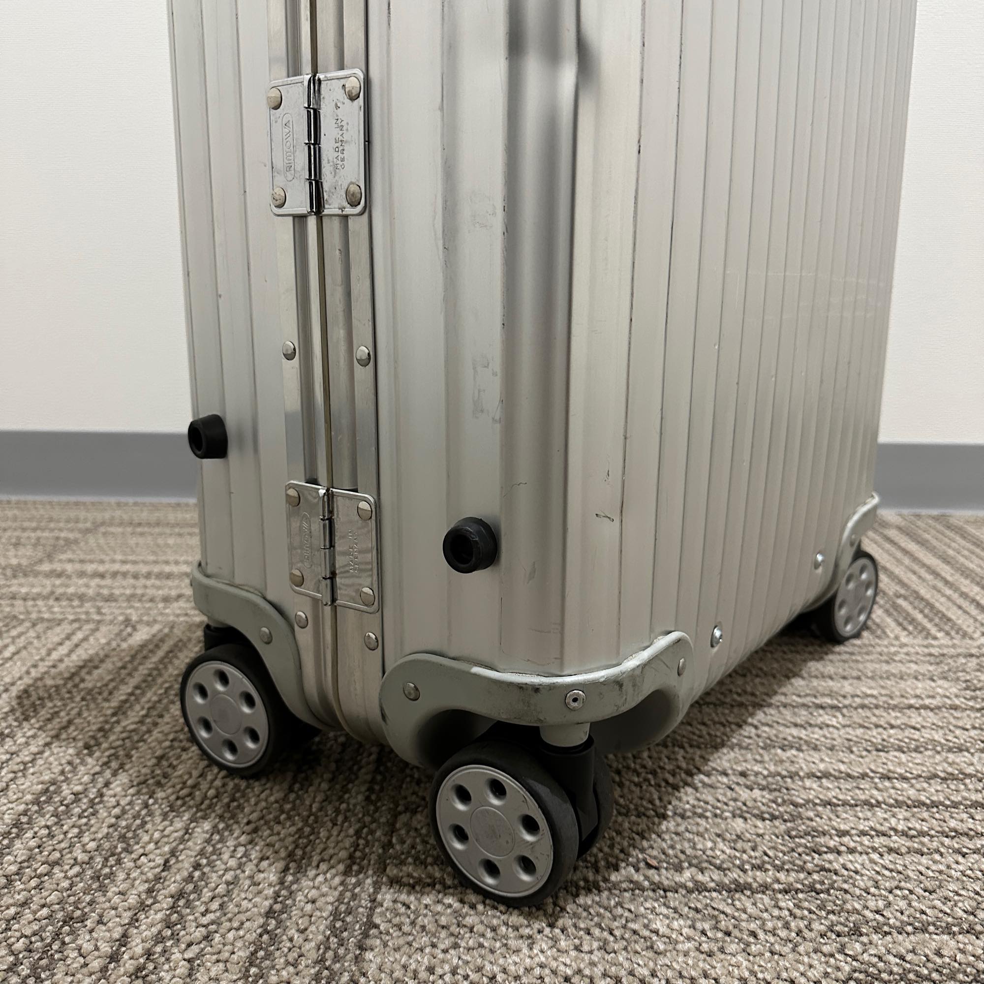 リモワ　トパーズ　932.56-2　中古商品　45リットル　4輪