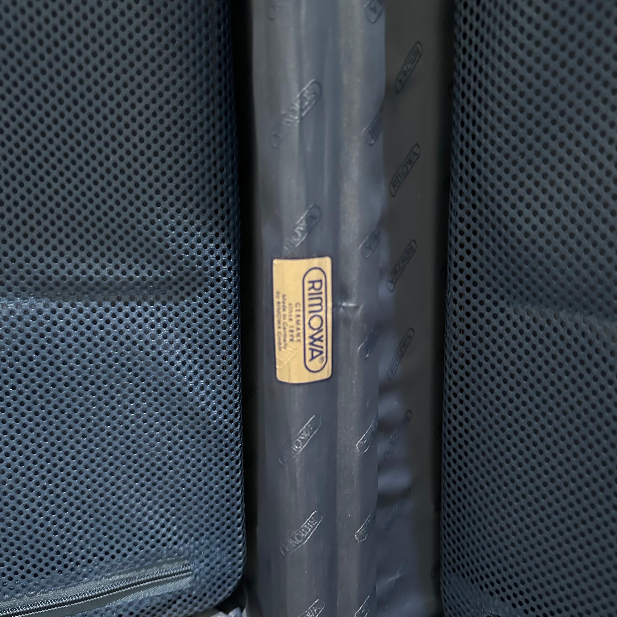 リモワ　トパーズ　932.56-2　中古商品　45リットル　4輪