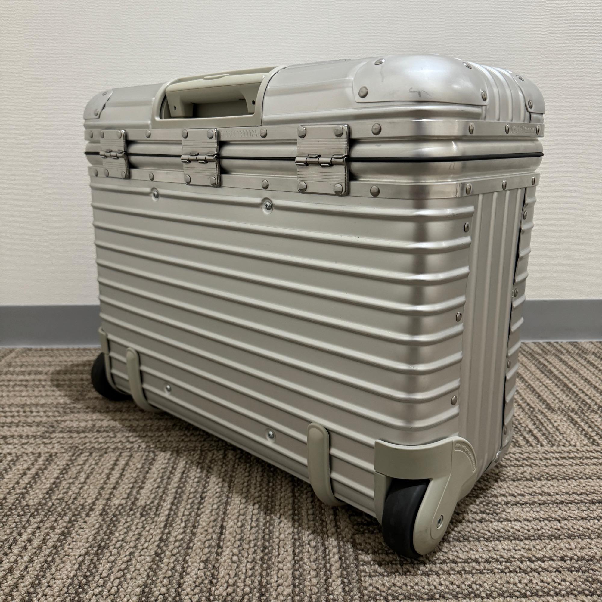 ルフトハンザ　リモワ　パイロット　中古美品　940.50-2 　29リットル　2輪