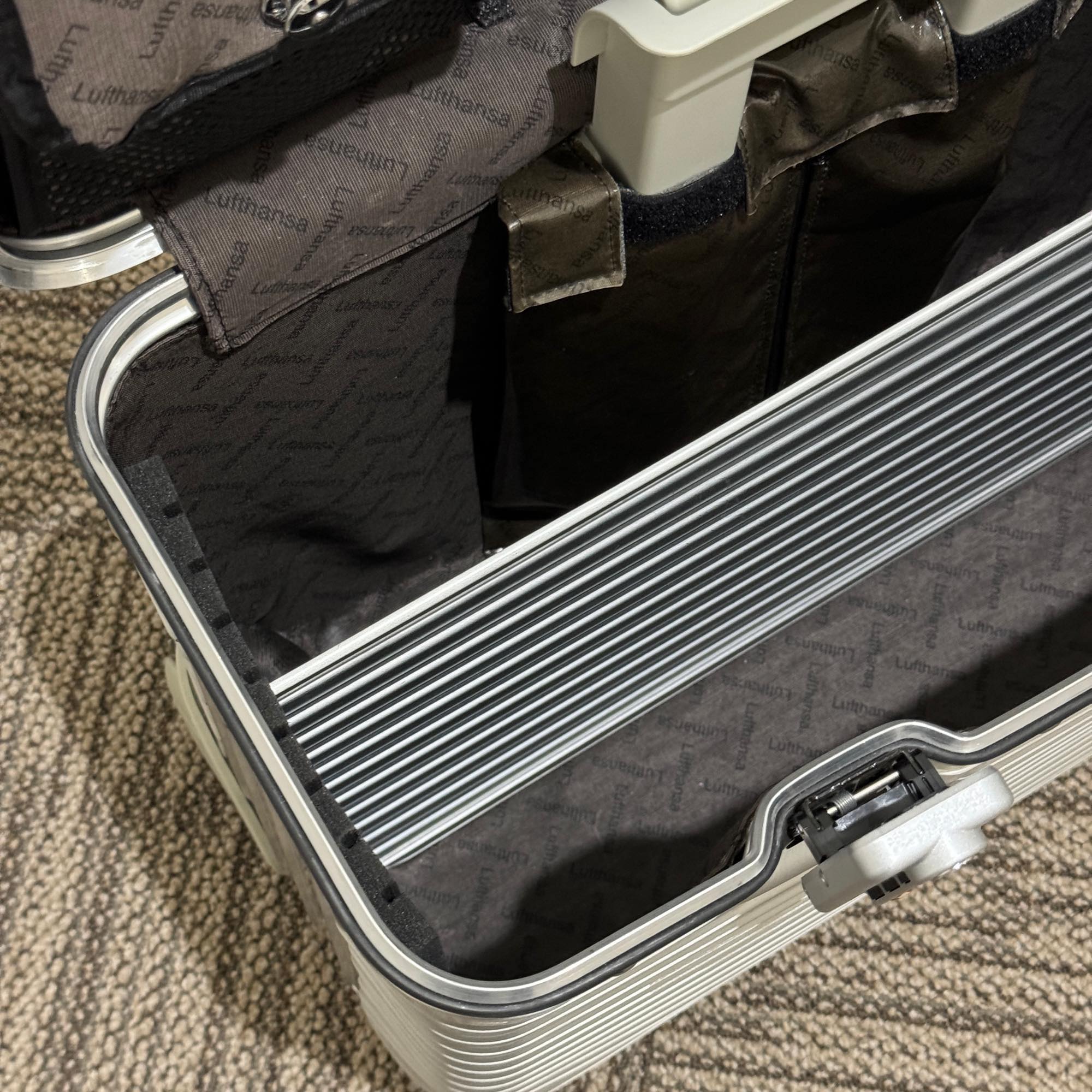 ルフトハンザ　リモワ　パイロット　中古美品　940.50-2 　29リットル　2輪