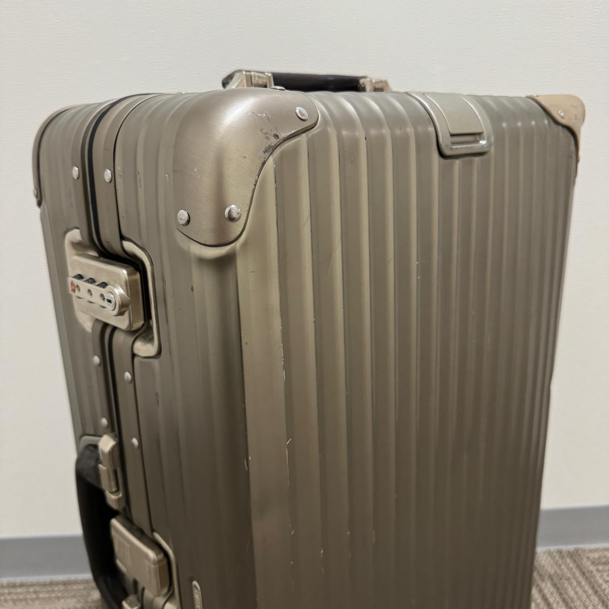 リモワ　トパーズ　945.63-2 　中古商品　64リットル　4輪