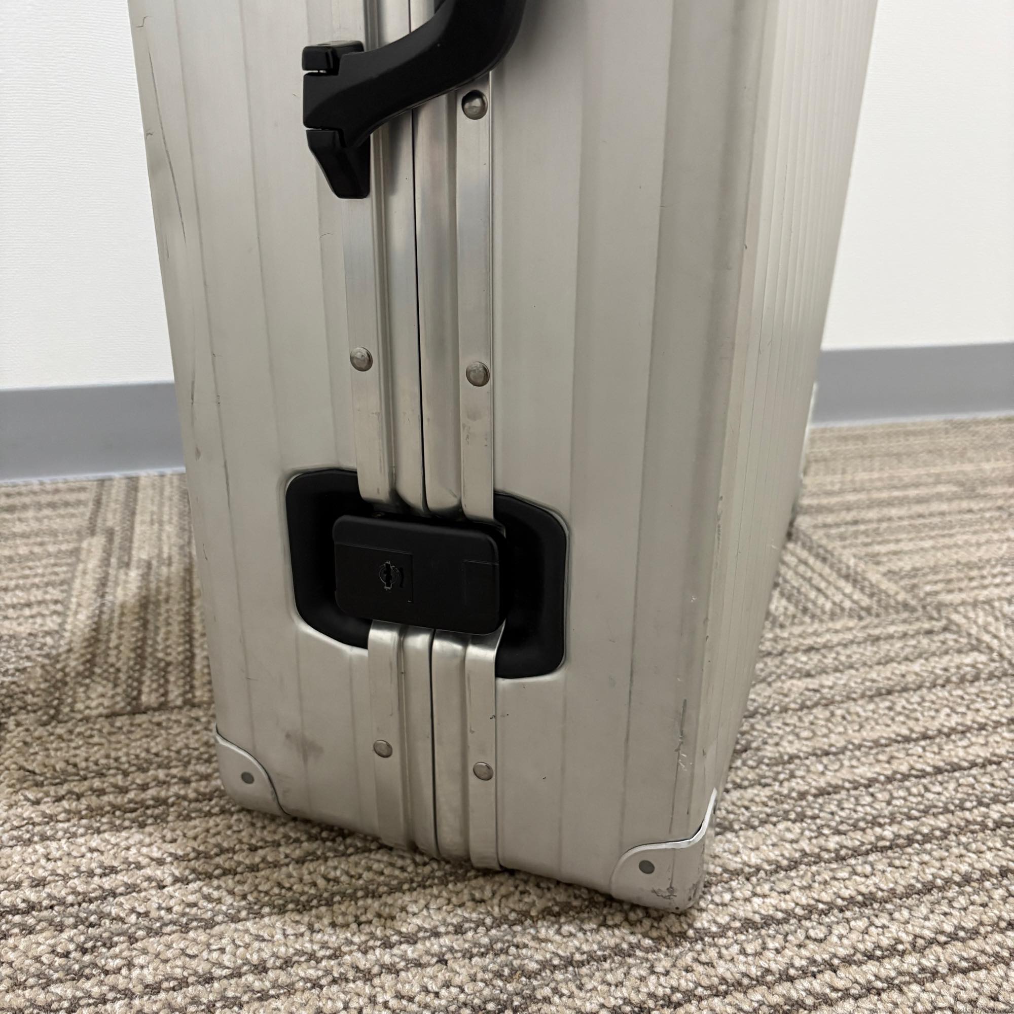 リモワ　ジュラルミン　中古商品　U957.70-2　2輪
