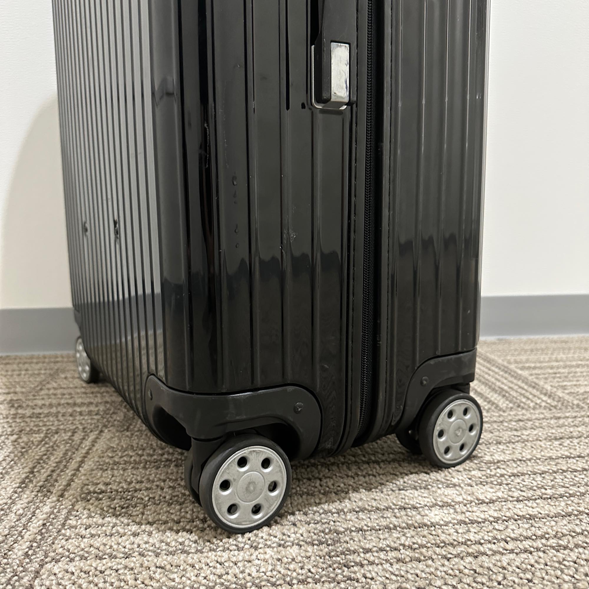 リモワ　サルサ デラックス　830.73-3　87リットル　中古商品　4輪