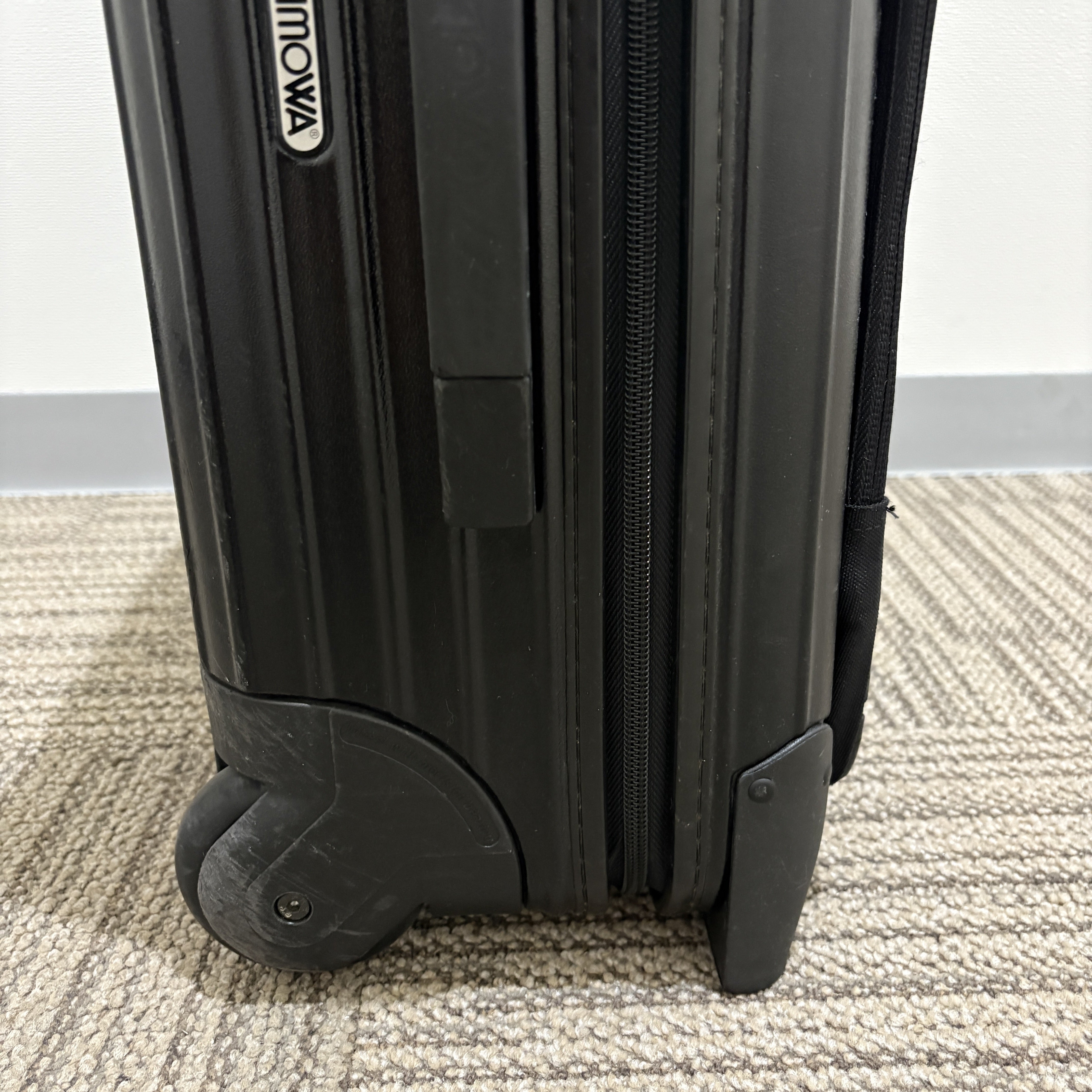 リモワ　ボレロ(エッセンシャルスリーブ)　中古美品　861.52-3　37リットル　2輪