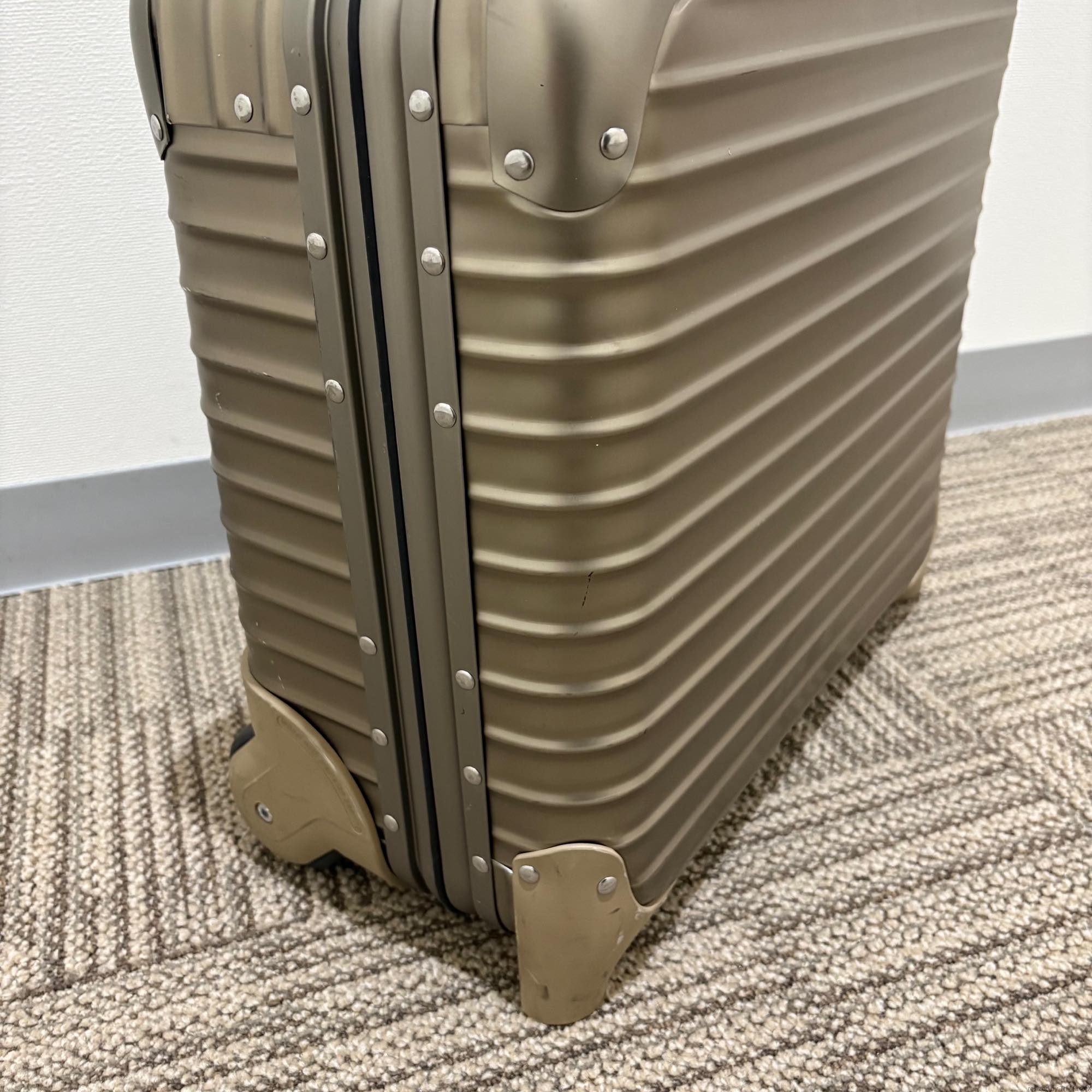 リモワ　トパーズ チタニウム　920.40.03.2-3　中古美品　28リットル　2輪