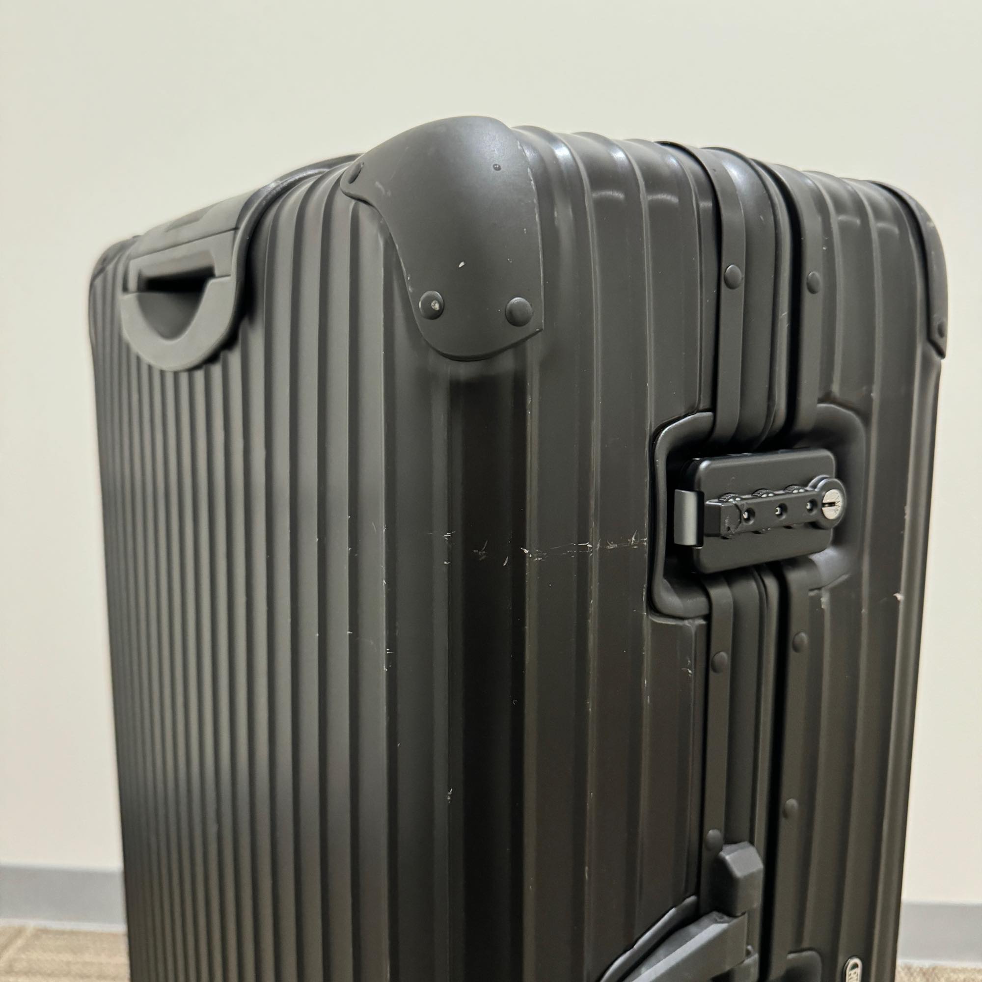 リモワ　トパーズ ステルス　中古商品　923.70　82リットル　4輪