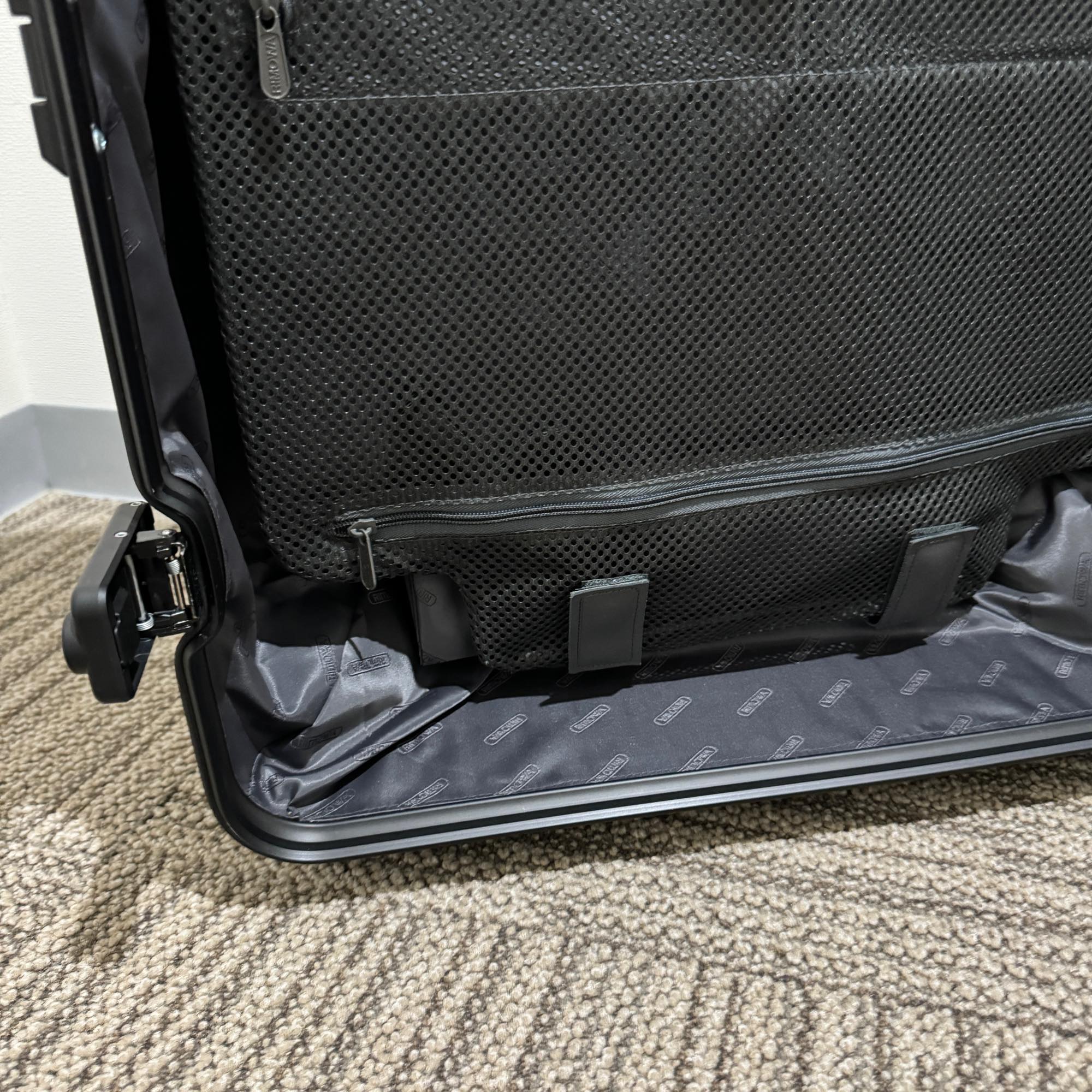 リモワ　トパーズ ステルス　中古商品　923.70　82リットル　4輪