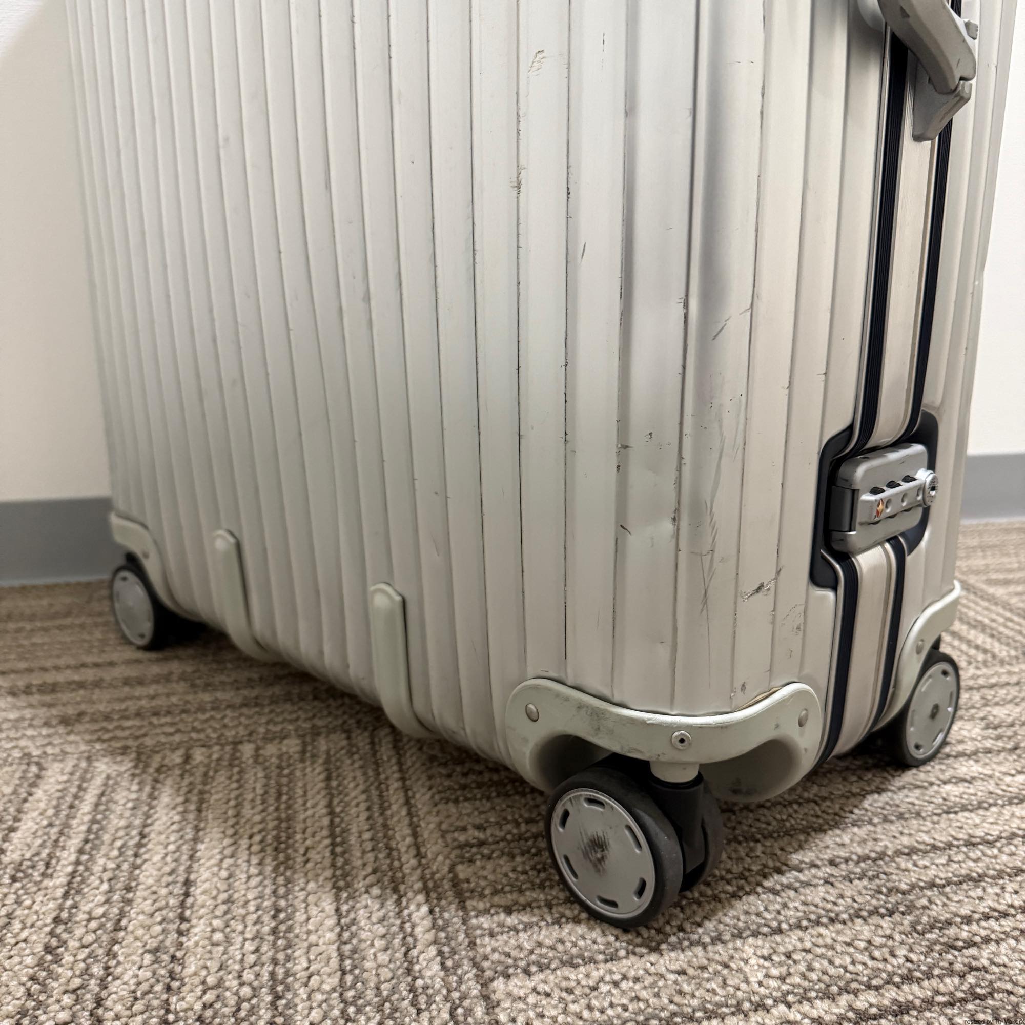 リモワ　シルバーインテグラル　中古商品　U923.77-3　104リットル　4輪