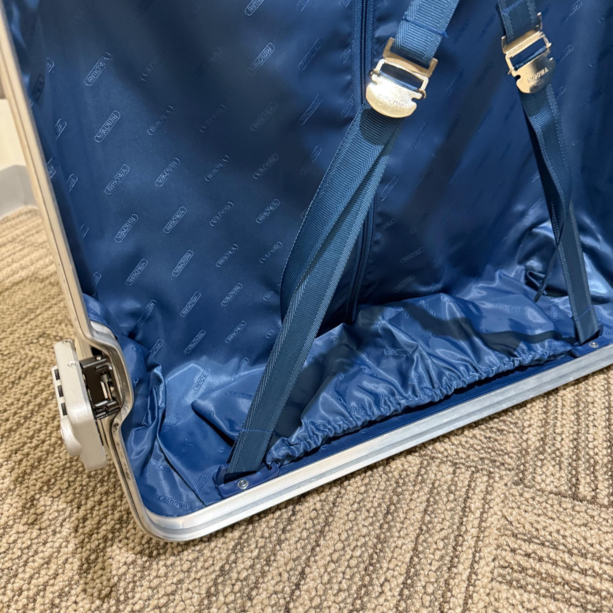 リモワ　トパーズ　中古商品　930.77-3　104リットル　2輪