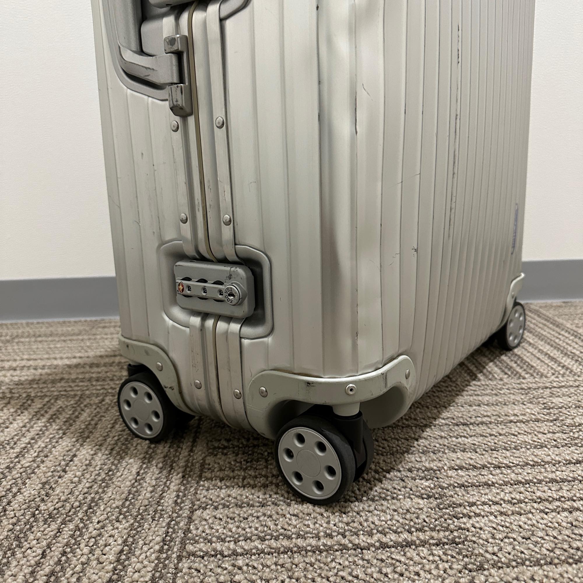 リモワ　トパーズ　中古商品　932.70-3　82リットル　4輪