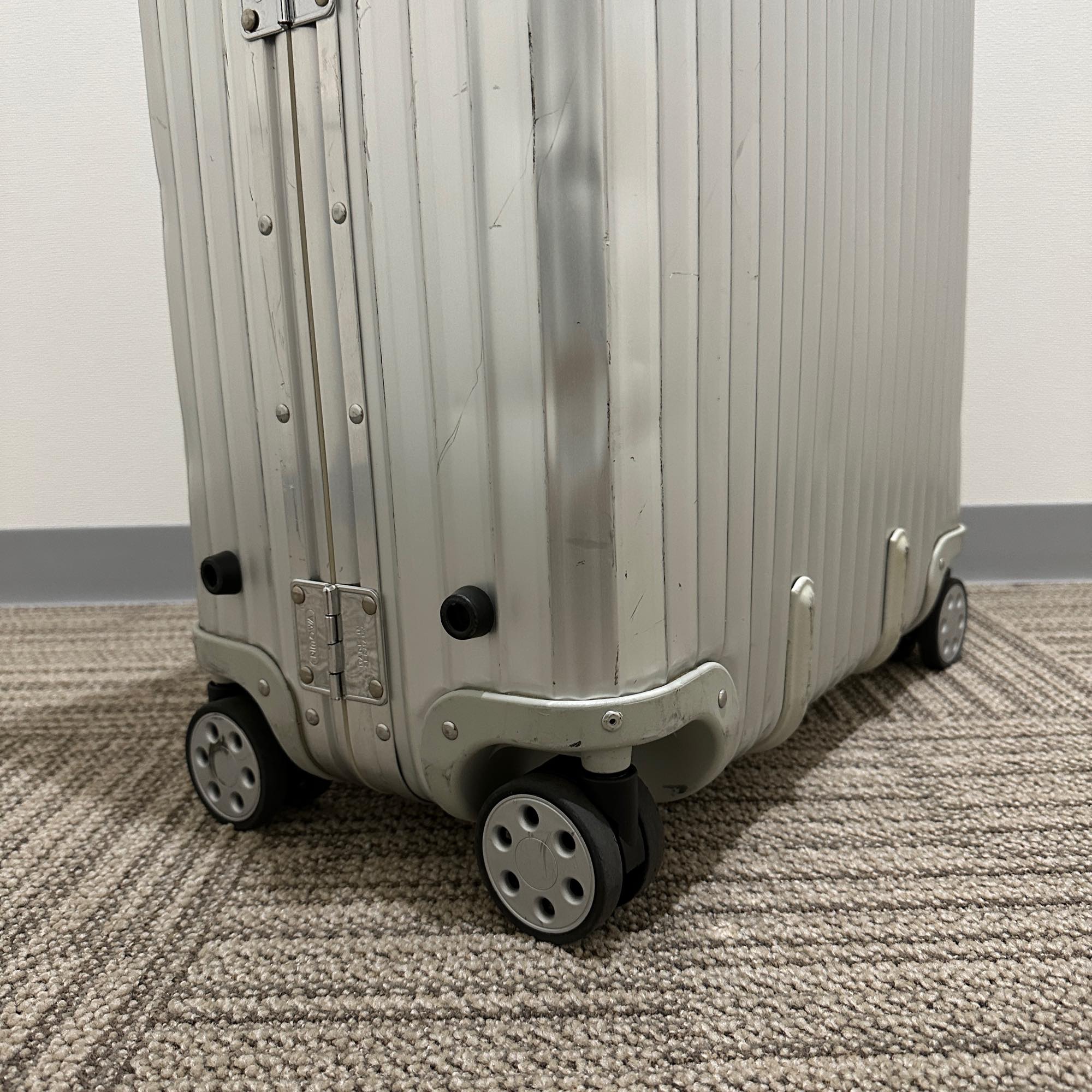 リモワ　トパーズ　中古商品　932.70-3　82リットル　4輪
