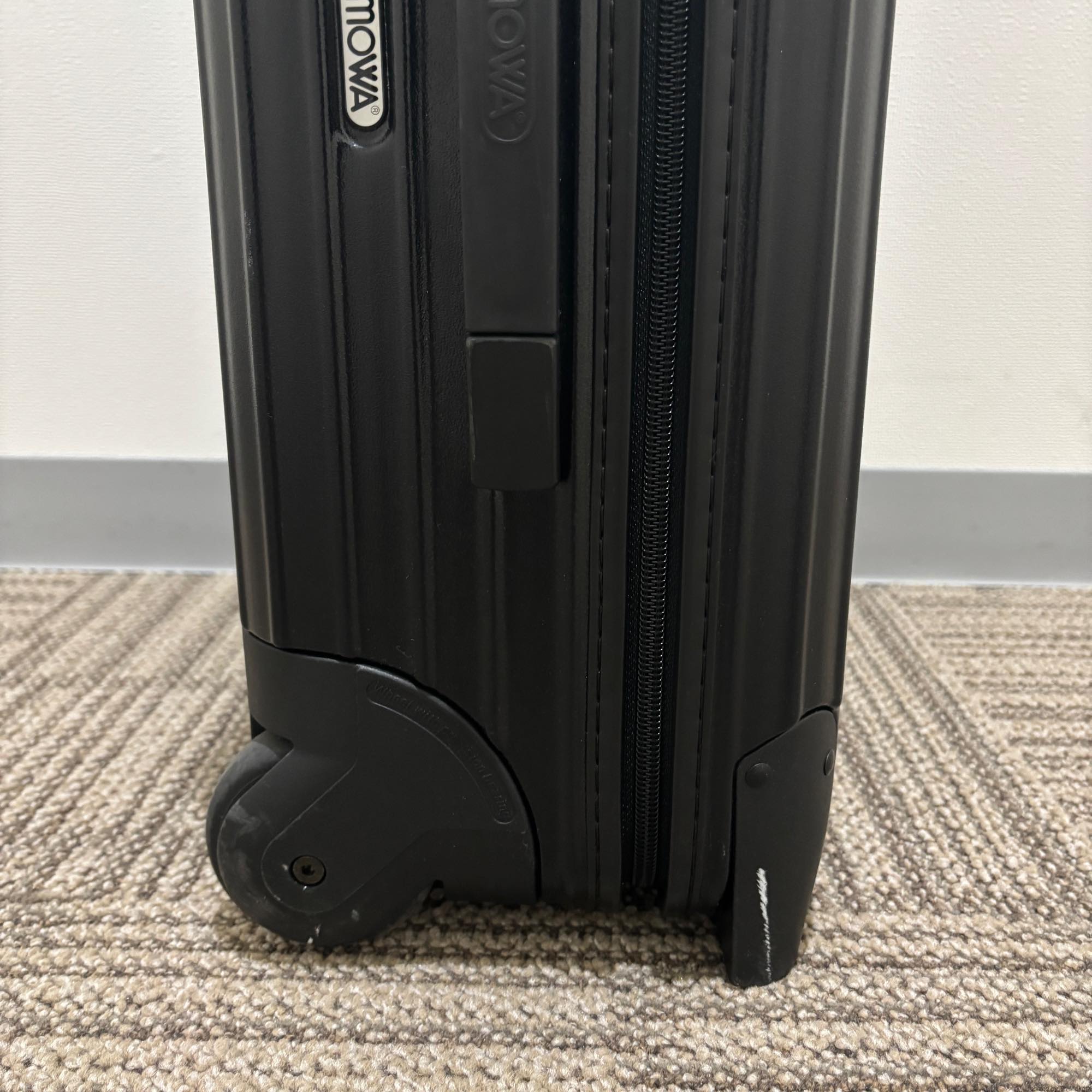 リモワ　エッセンシャル(サルサ)　851.52-30　32リットル　中古美品　2輪