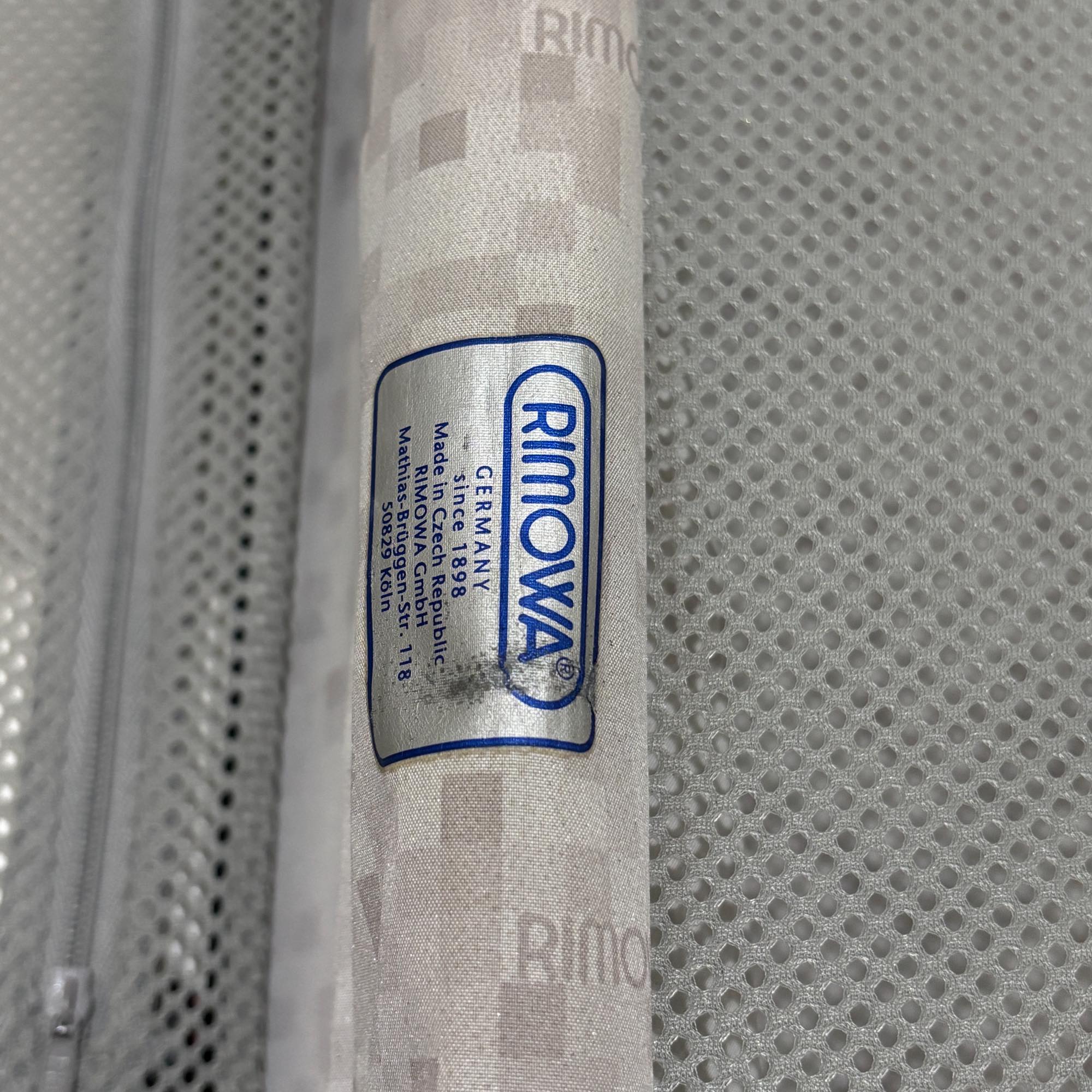 リモワ　エッセンシャル (サルサ)　810.73-4　中古美品　98リットル　4輪