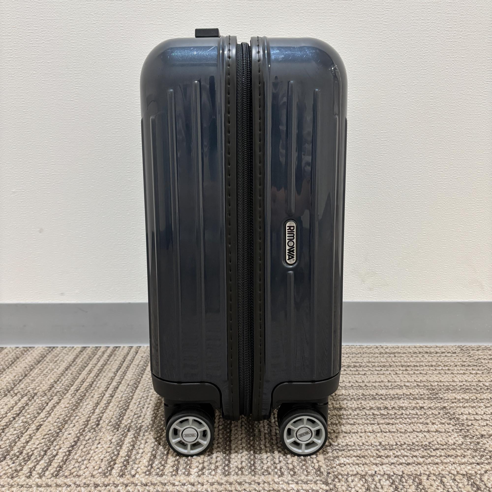 【希少モデル】リモワ　エッセンシャルライト(サルサ エアー キッズ)　820.42.25.4-4　中古美品　22リットル　4輪