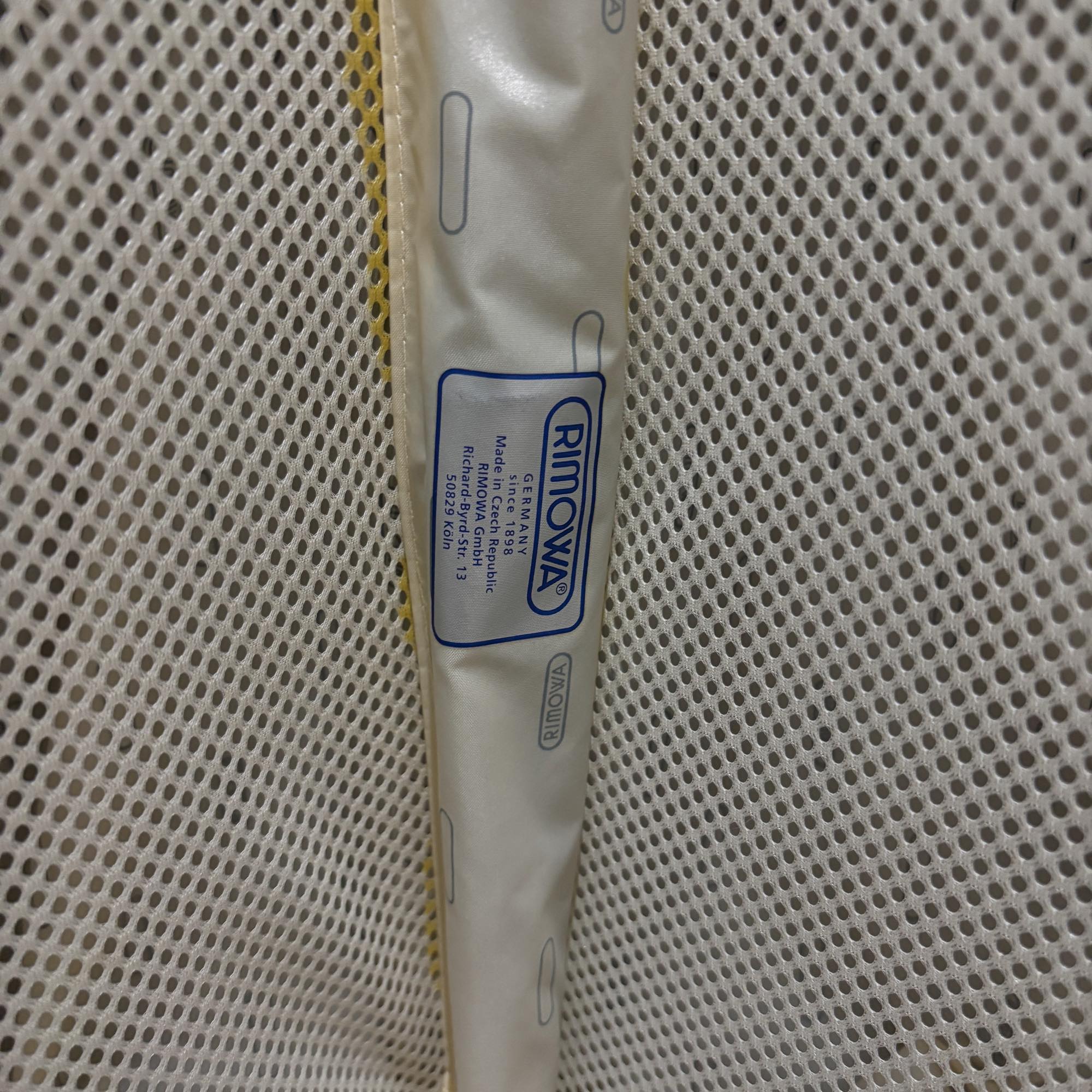 【希少モデル】リモワ　エッセンシャルライト(サルサ エアー キッズ)　820.42.25.4-4　中古美品　22リットル　4輪