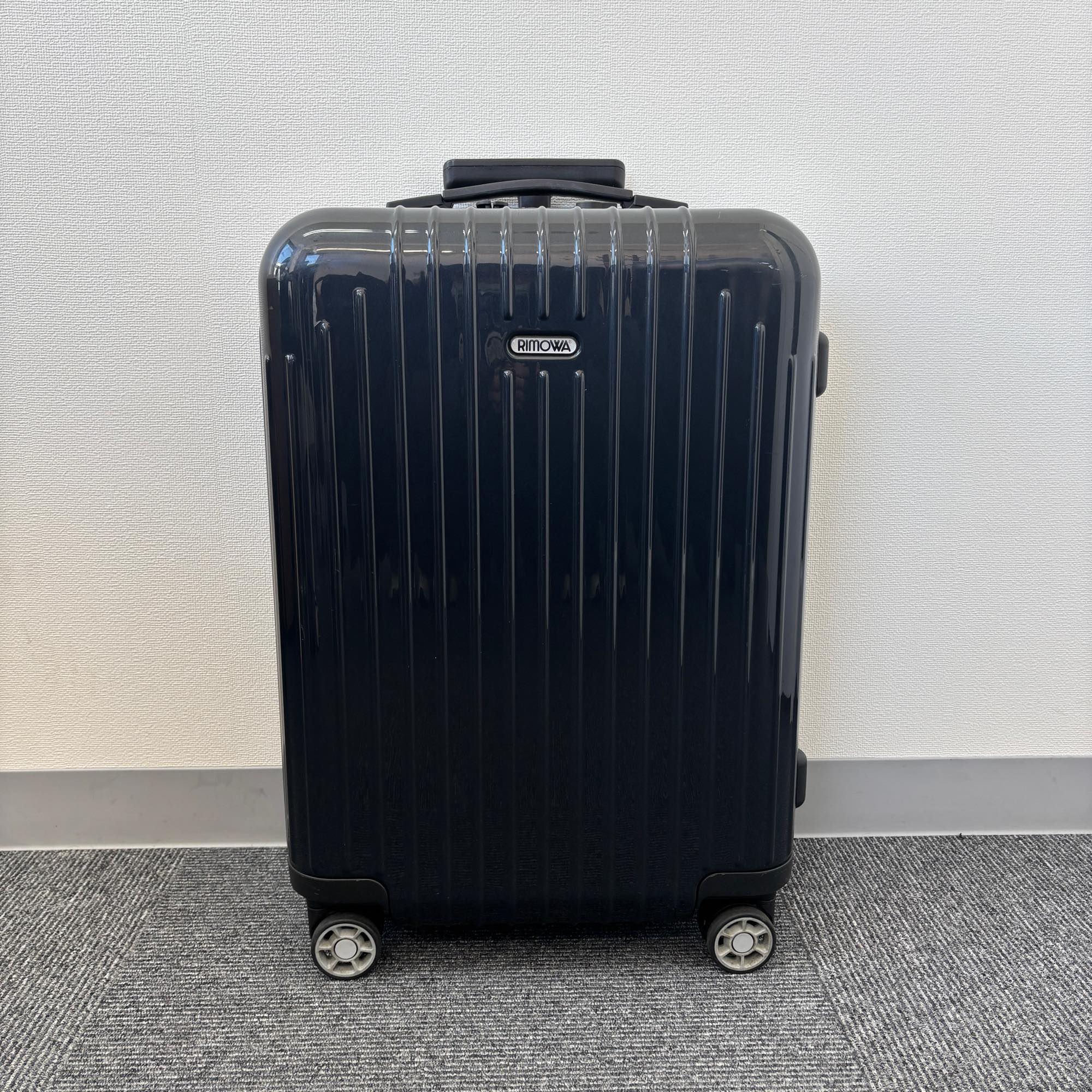 リモワ　サルサエアー(エッセンシャルライト)　中古美品　825.52-4　33リットル　4輪