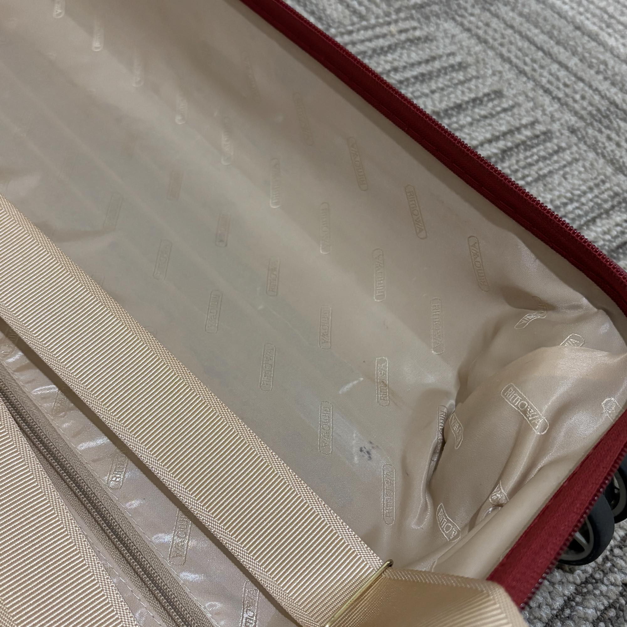 リモワ エッセンシャル(サルサ デラックス)　830.52.53.4　中古美品　32リットル　4輪
