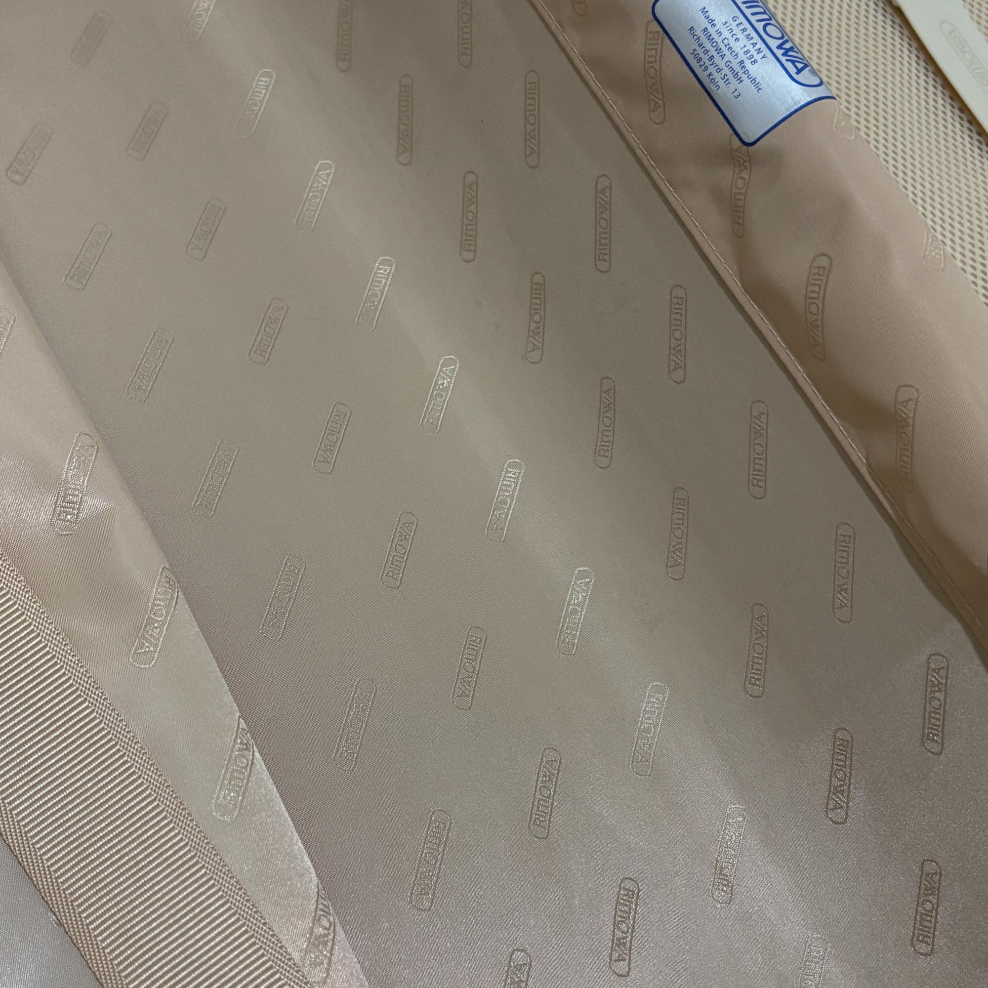 リモワ　エッセンシャル (サルサ デラックス)　830.73.53　アウトレット品　87リットル　4輪