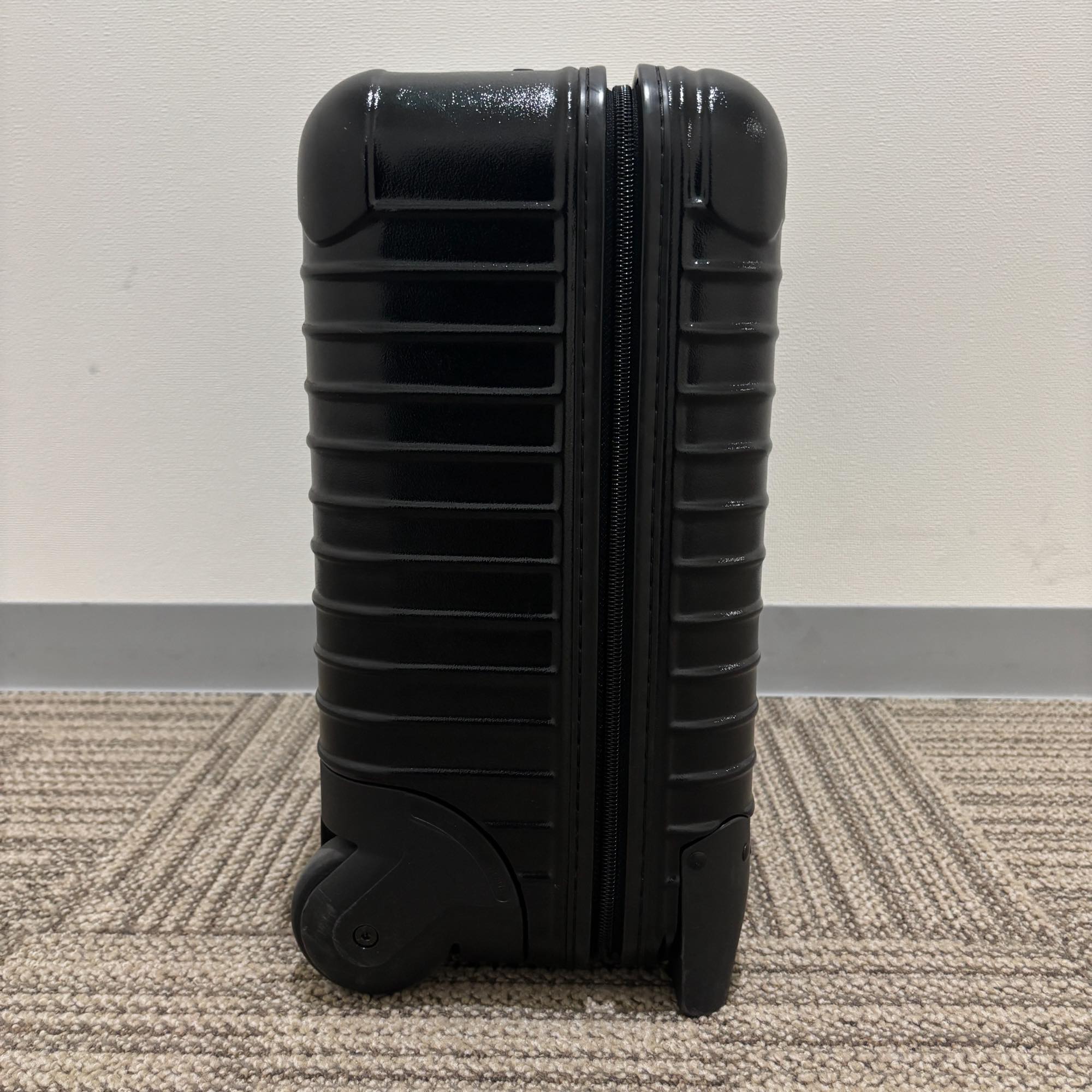 リモワ　エッセンシャル(サルサ)　中古美品　851.40-4　23リットル　2輪