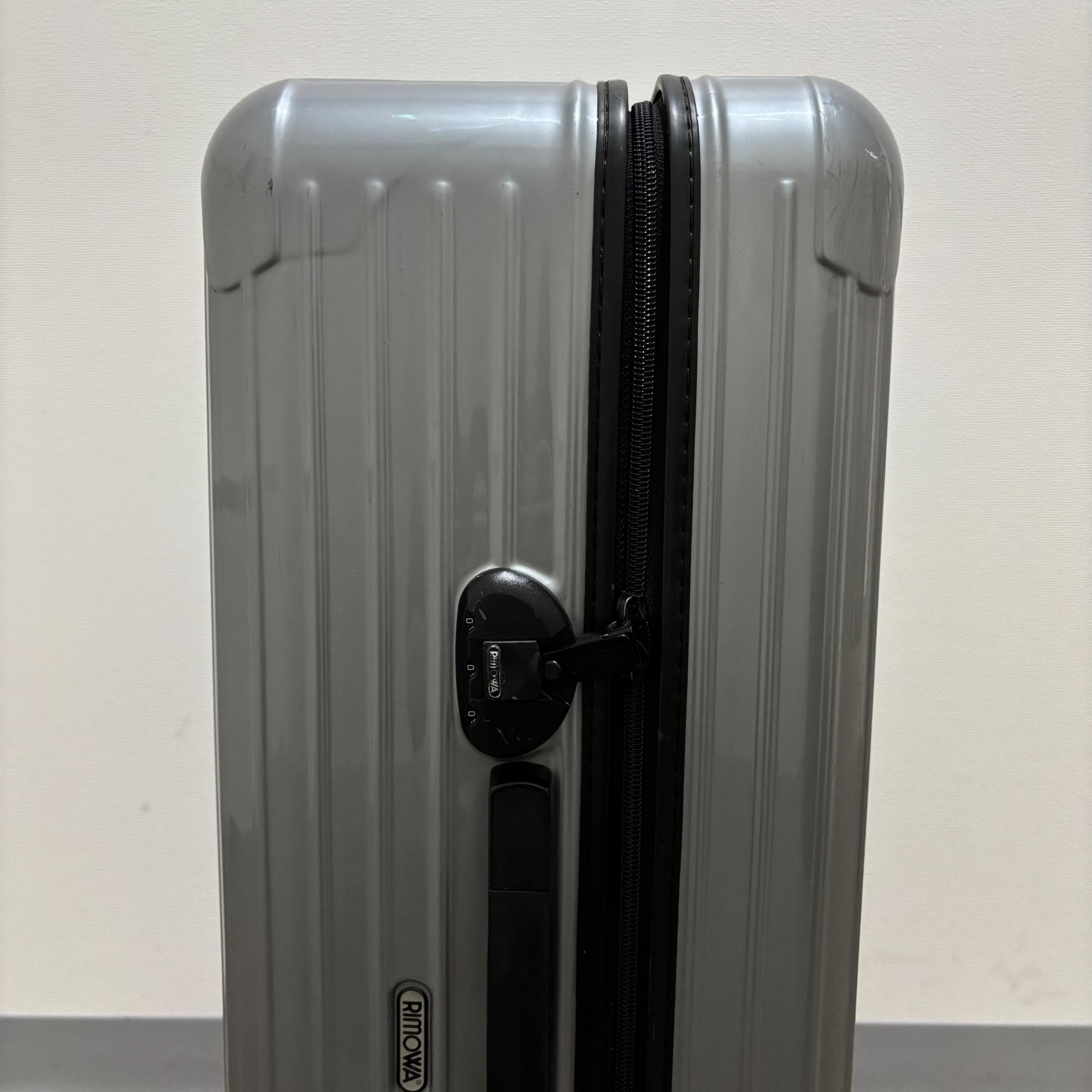 リモワ　エッセンシャル(サルサ)　中古商品　856.70-4　82リットル　2輪