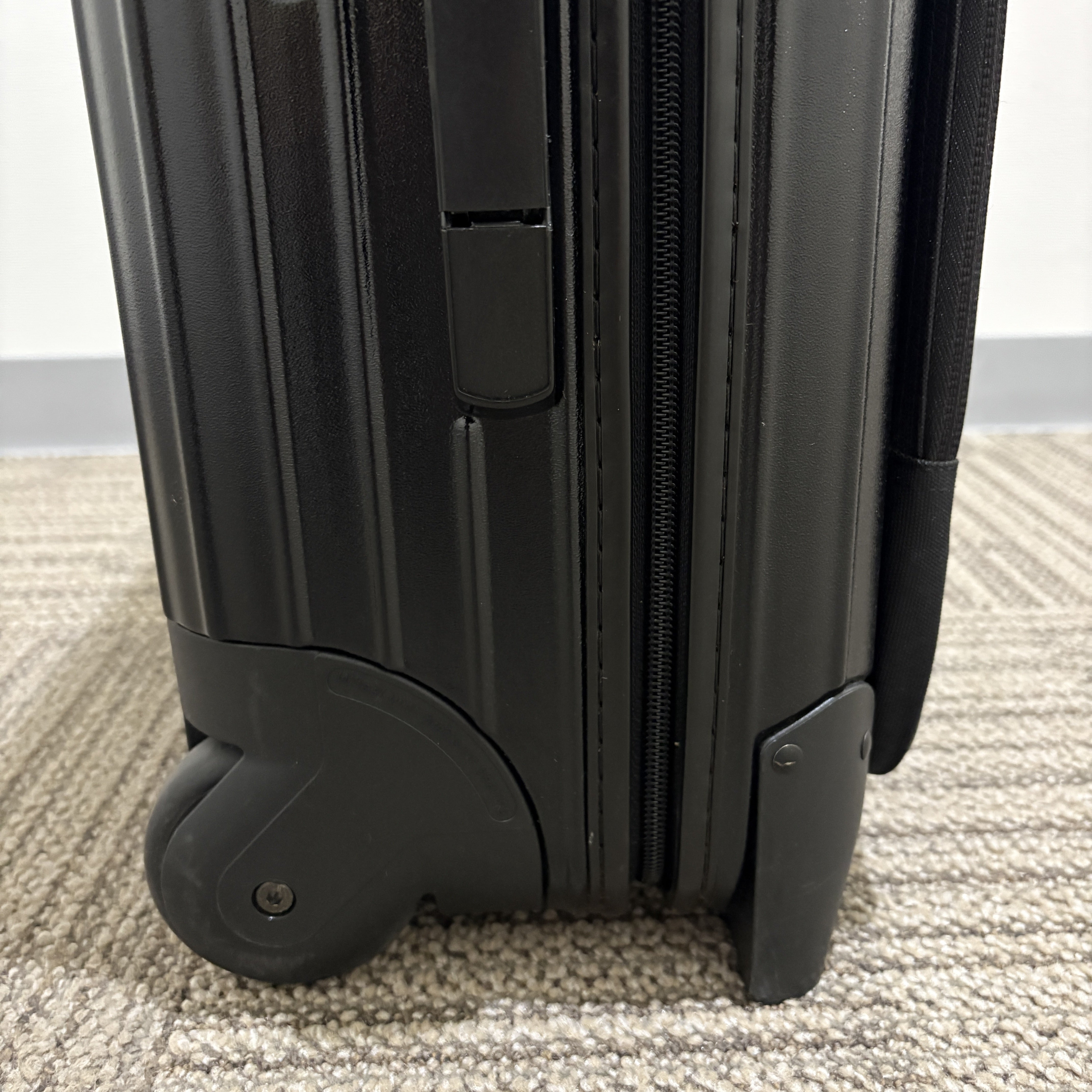 リモワ　ボレロ(エッセンシャルスリーブ)　中古美品　861.52-4　37リットル　2輪