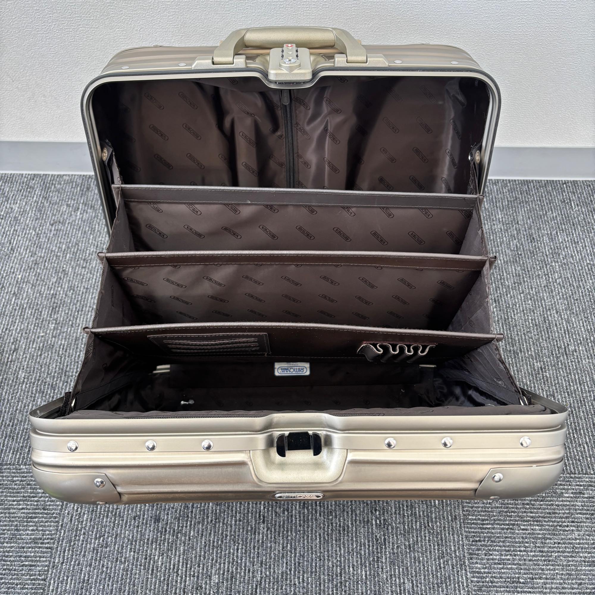 リモワ　トパーズ チタニウム(オリジナル)　920.40.03.2-4　中古美品　28リットル　2輪