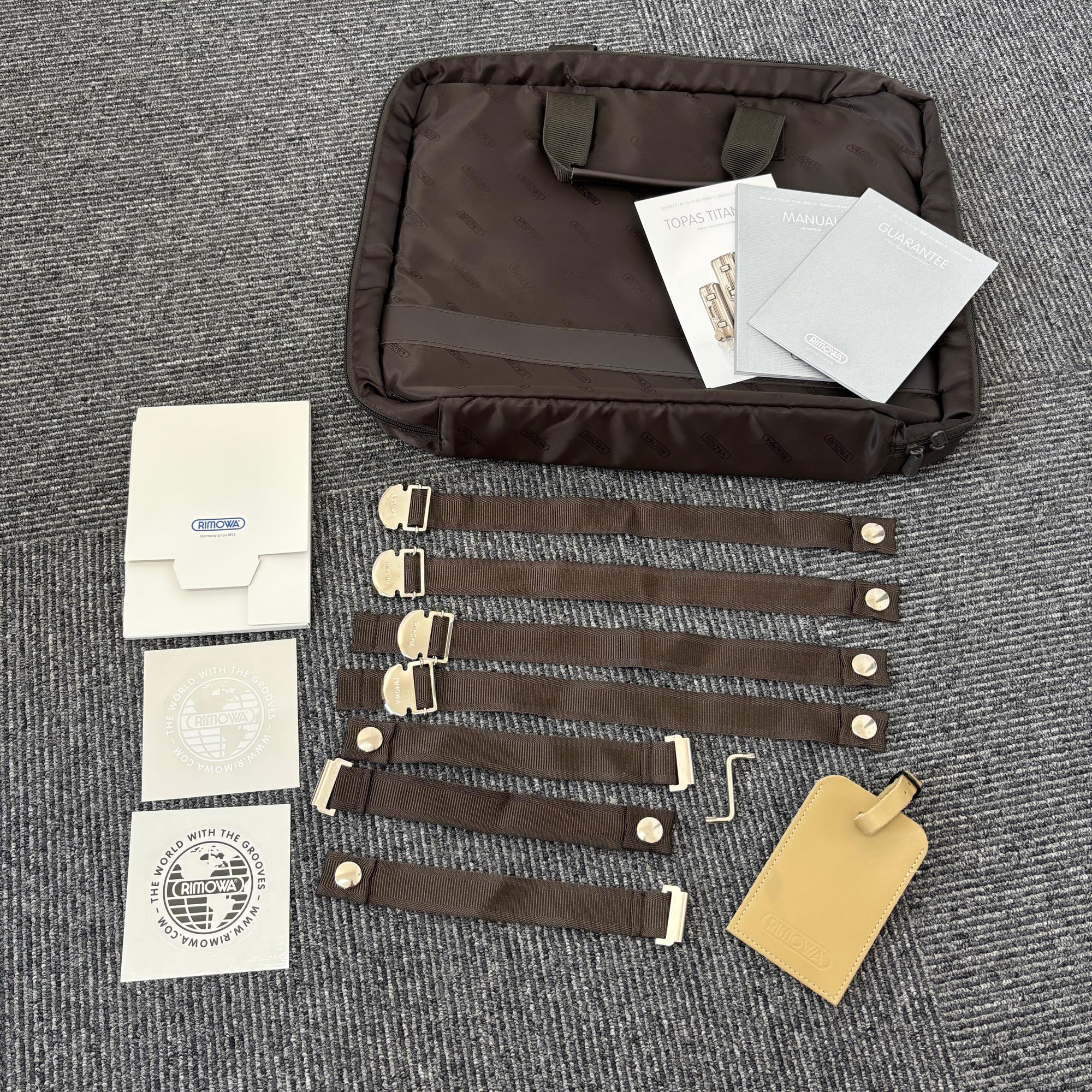 リモワ　トパーズ チタニウム(オリジナル)　920.40.03.2-4　中古美品　28リットル　2輪