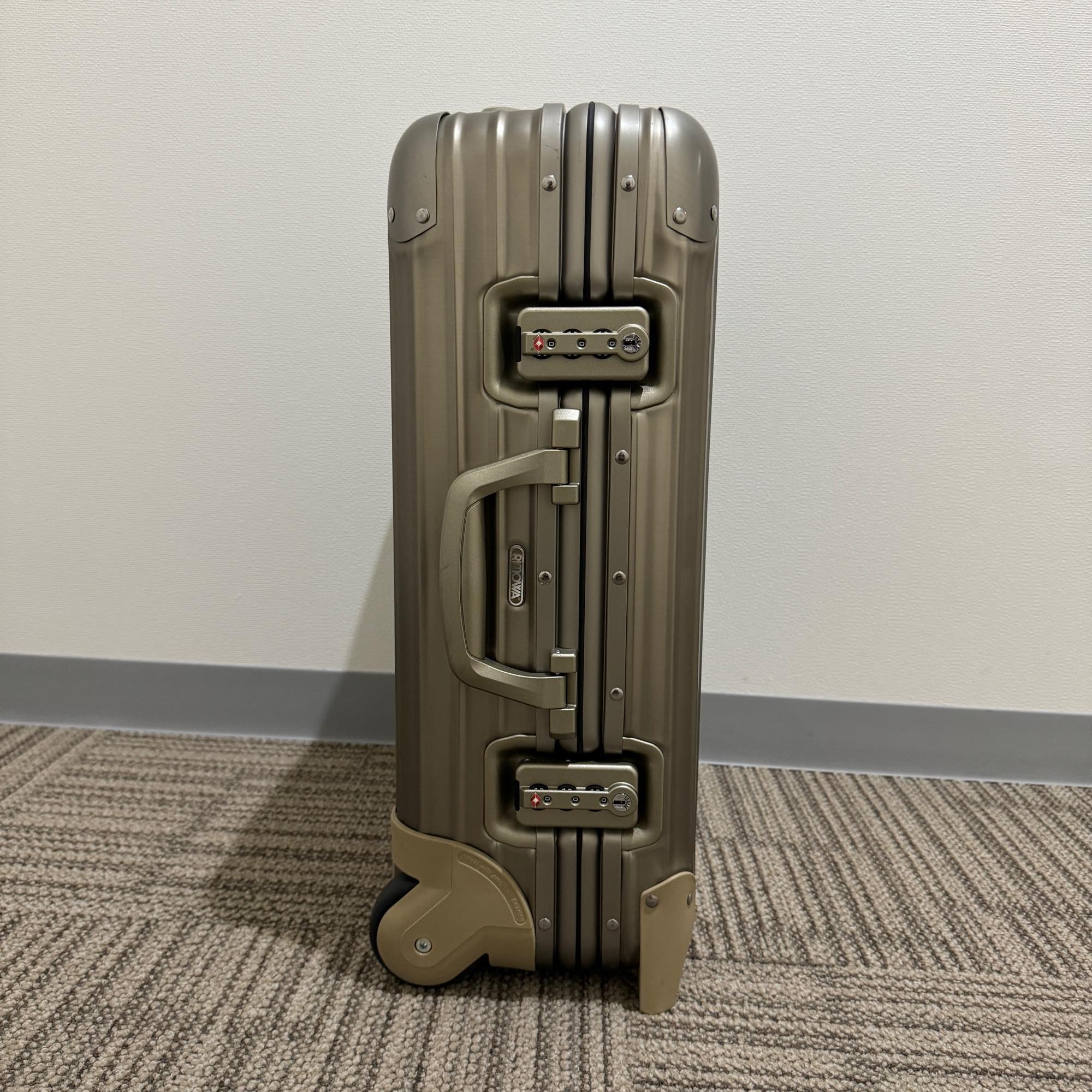 リモワ　トパーズチタニウム　920.52-4　中古美品　32リットル　2輪