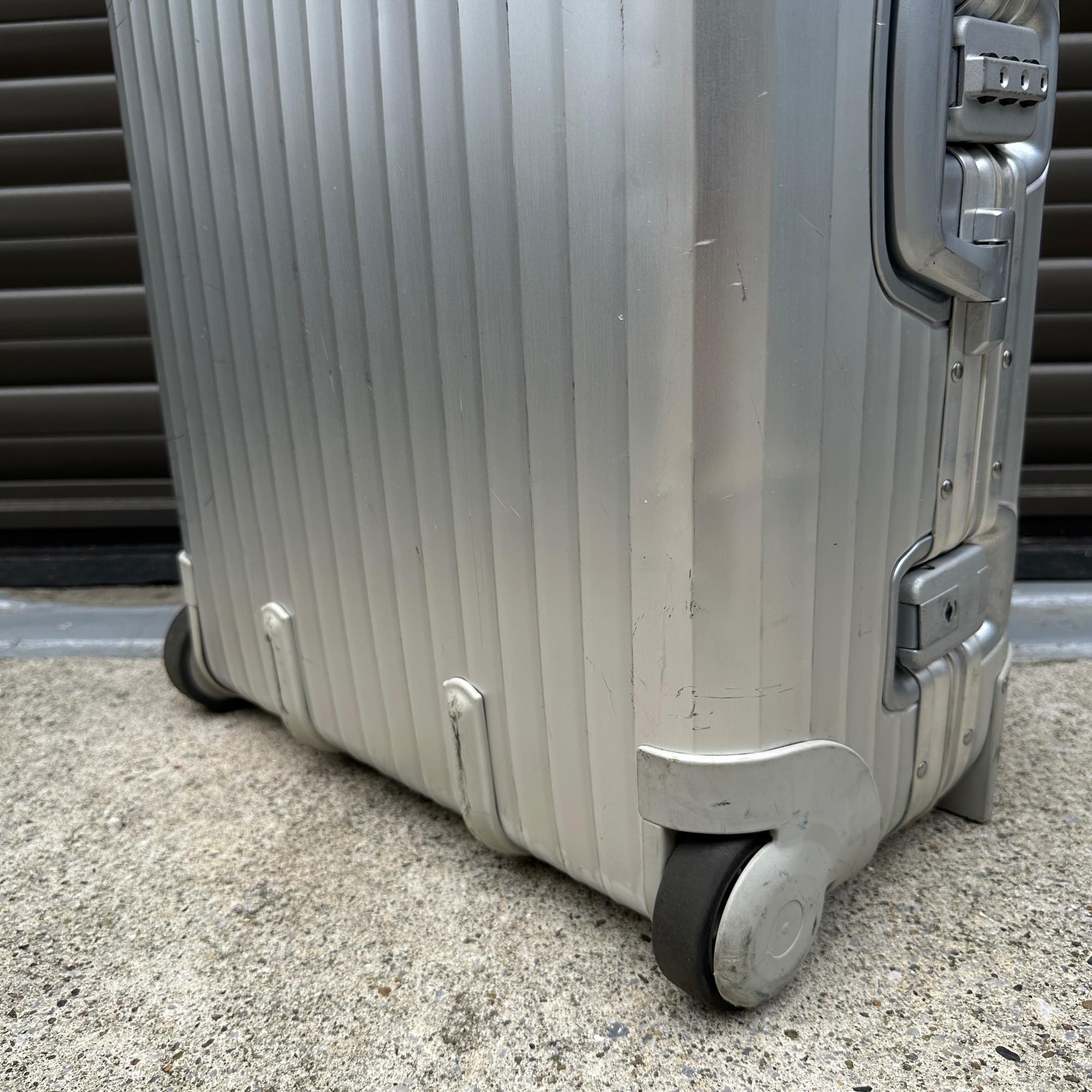 リモワ　トパーズ　中古商品　U930.63-4　63リットル　2輪