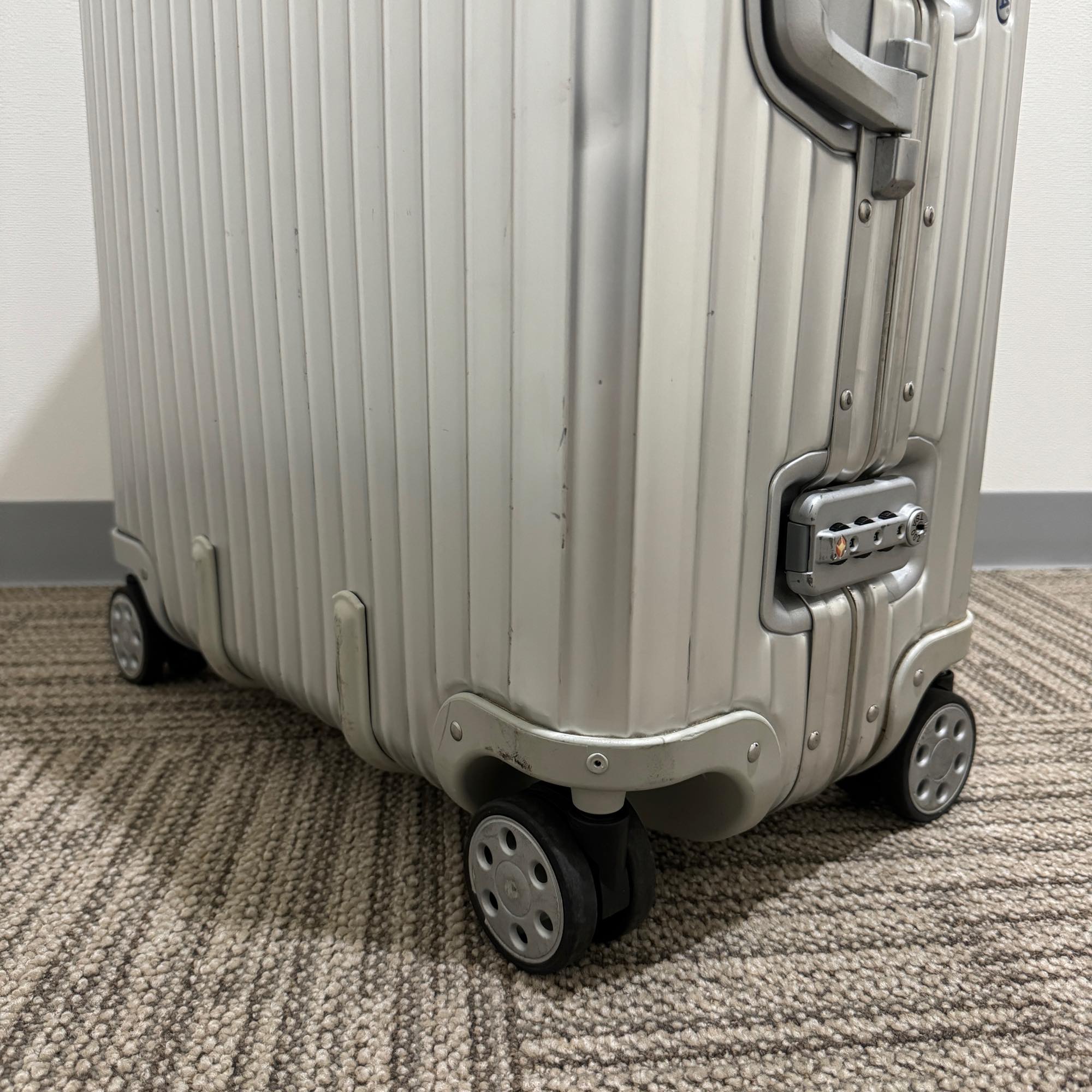 リモワ　トパーズ　中古商品　932.70-4　82リットル　4輪(copy)