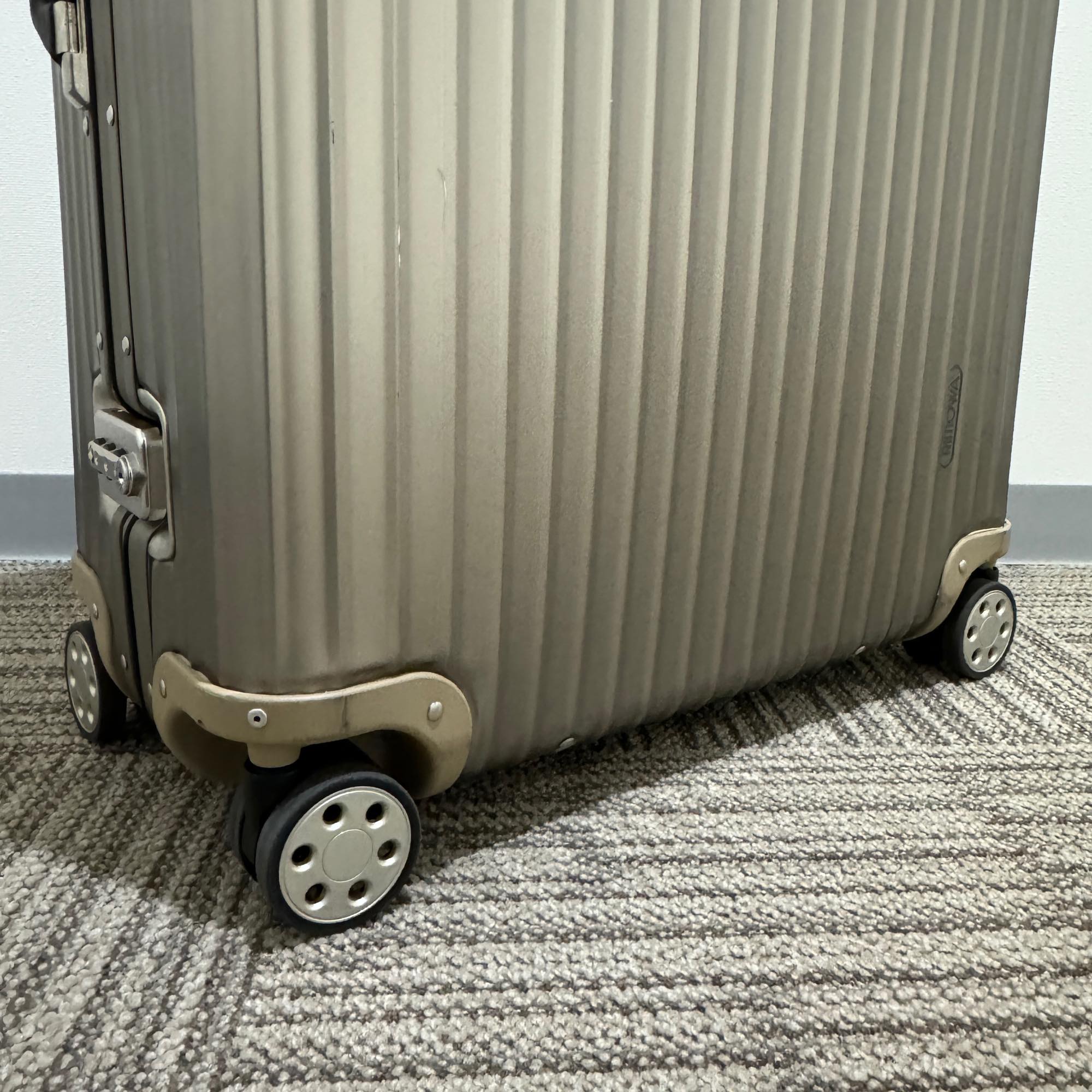 リモワ　トパーズ チタニウム　中古美品　945.77-4　98リットル 4輪