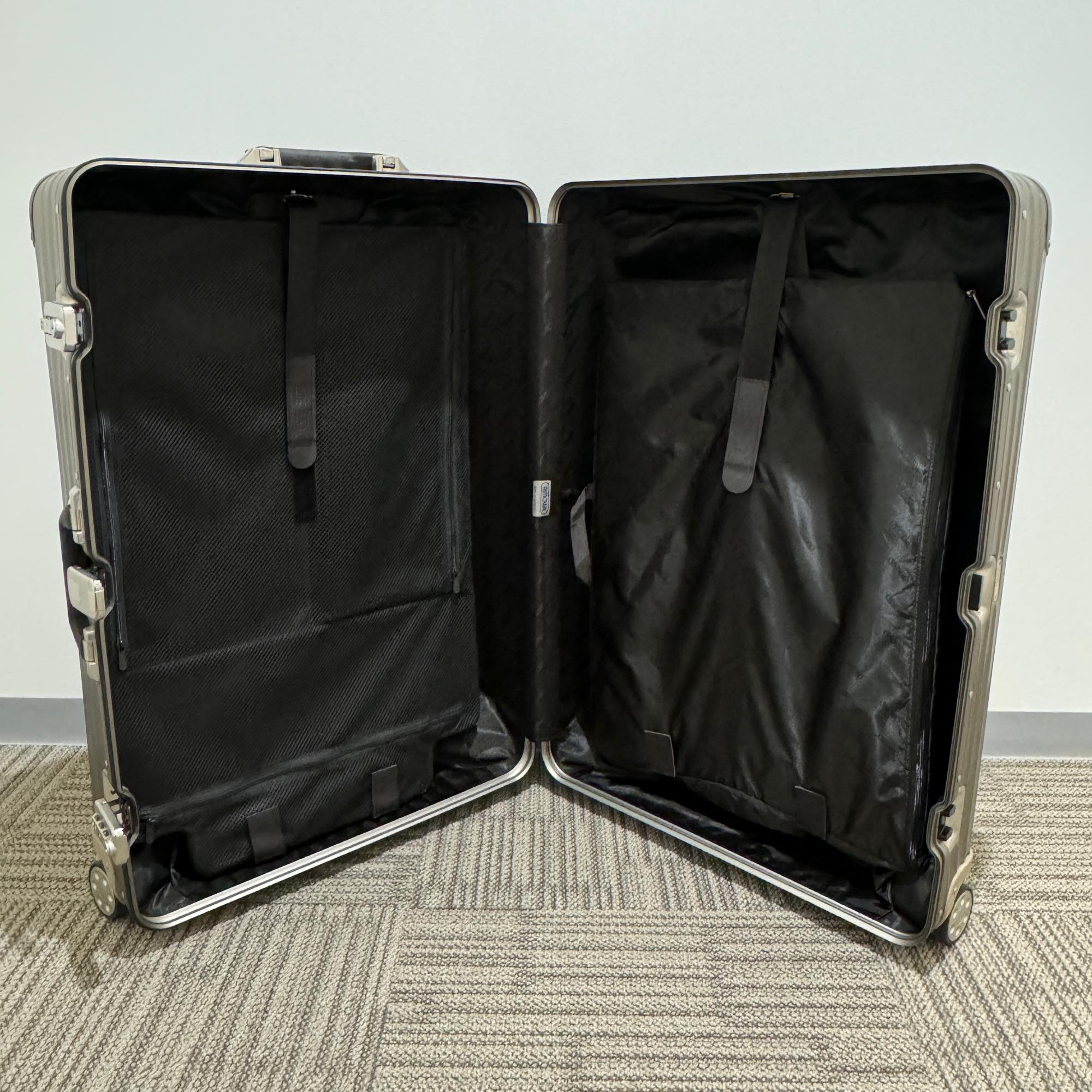 リモワ　トパーズ チタニウム　中古美品　945.77-4　98リットル 4輪