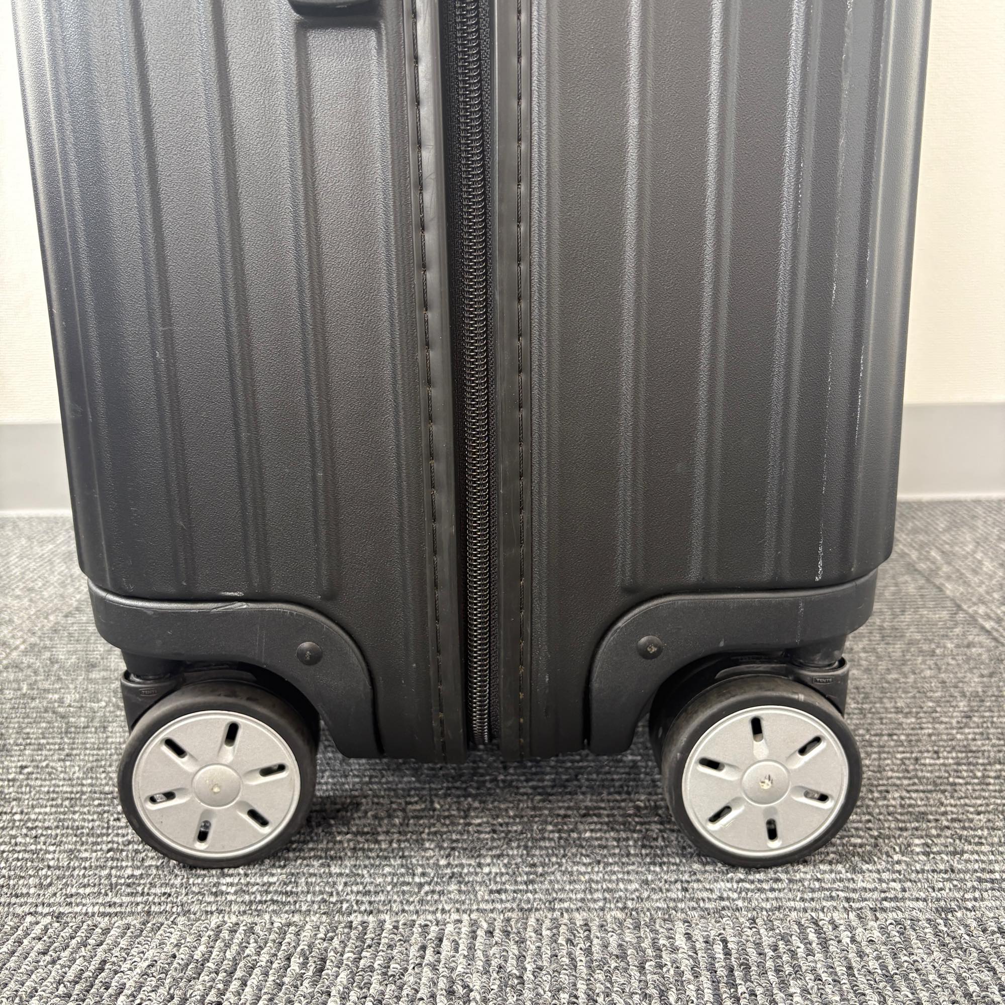 リモワ　サルサ(エッセンシャル)　810.70-5　78リットル　中古美品　4輪