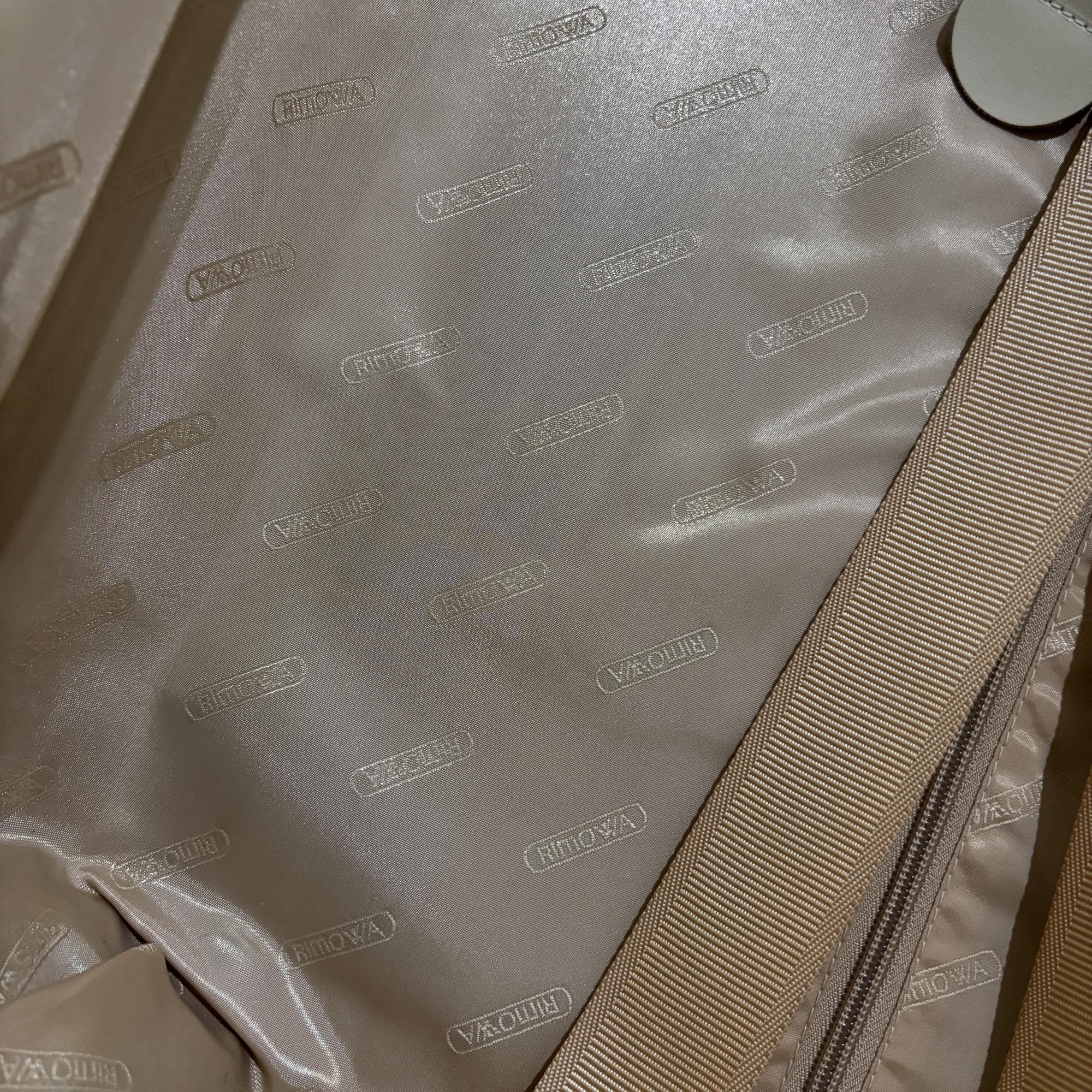 リモワ サルサ デラックス(エッセンシャル)　830.52-5　中古美品　35リットル　4輪