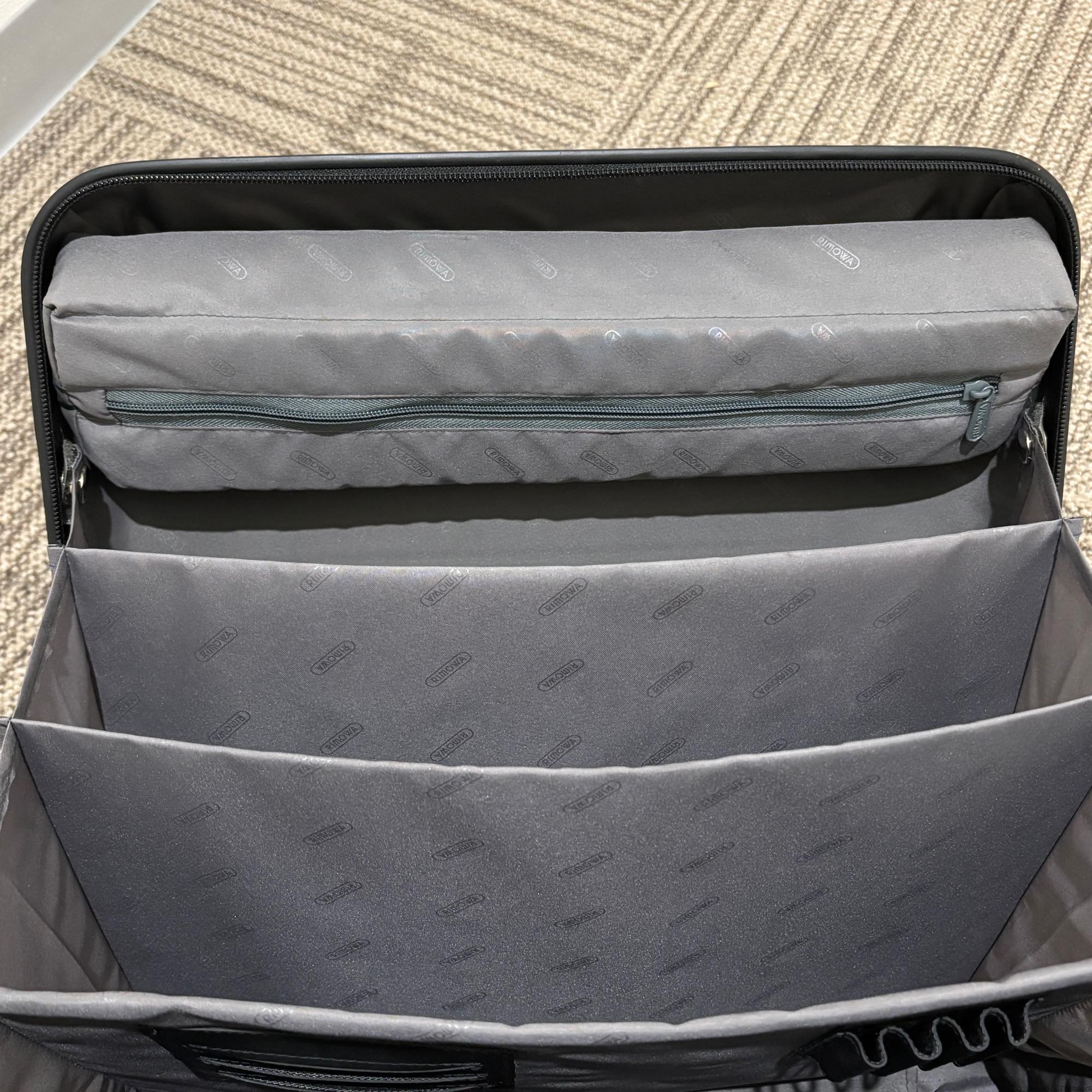 リモワ　エッセンシャル(サルサ)　トロリー　856.40-5 　中古美品　25リットル　2輪