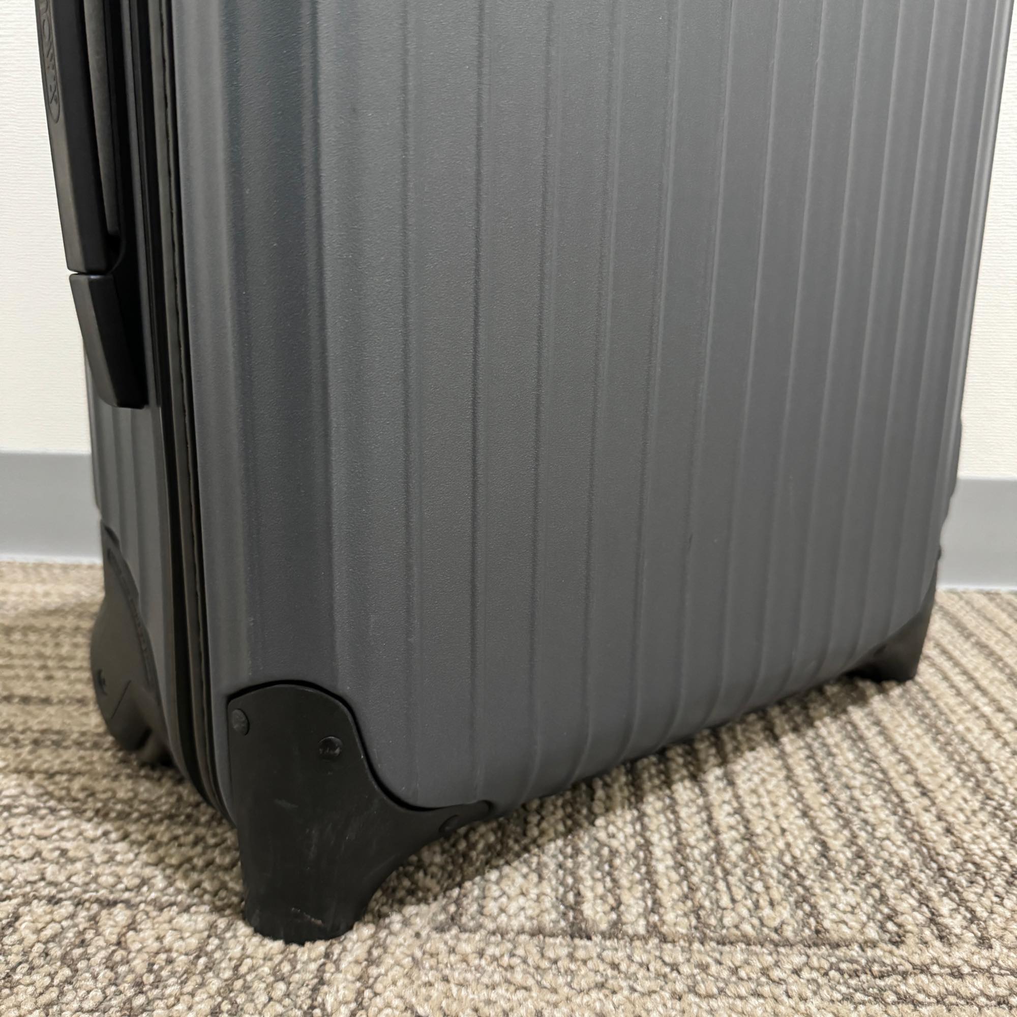 リモワ　サルサ　810.52.35.2　中古美品　33リットル　2輪