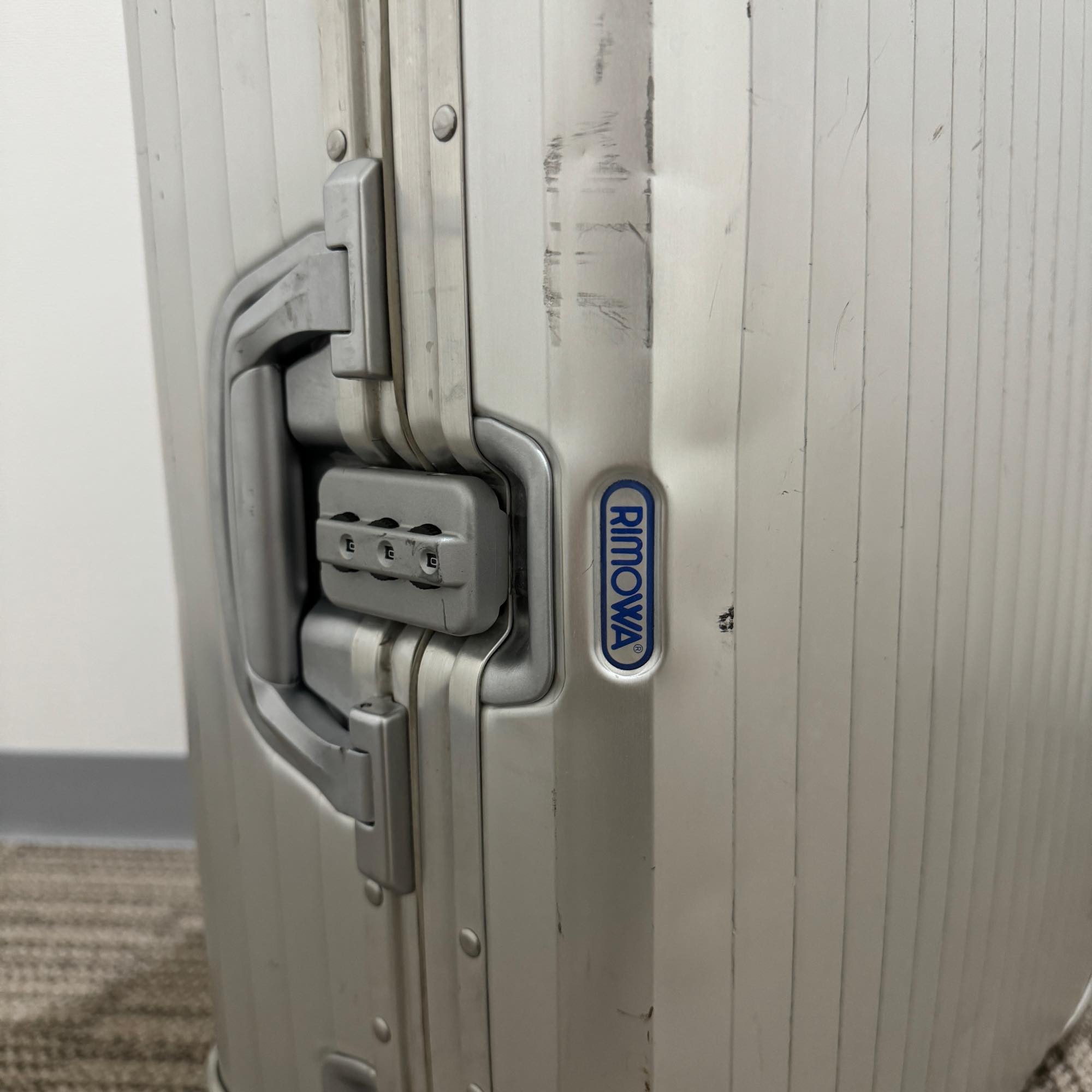 リモワ　トパーズ　中古商品　U930.63-6　63リットル　2輪