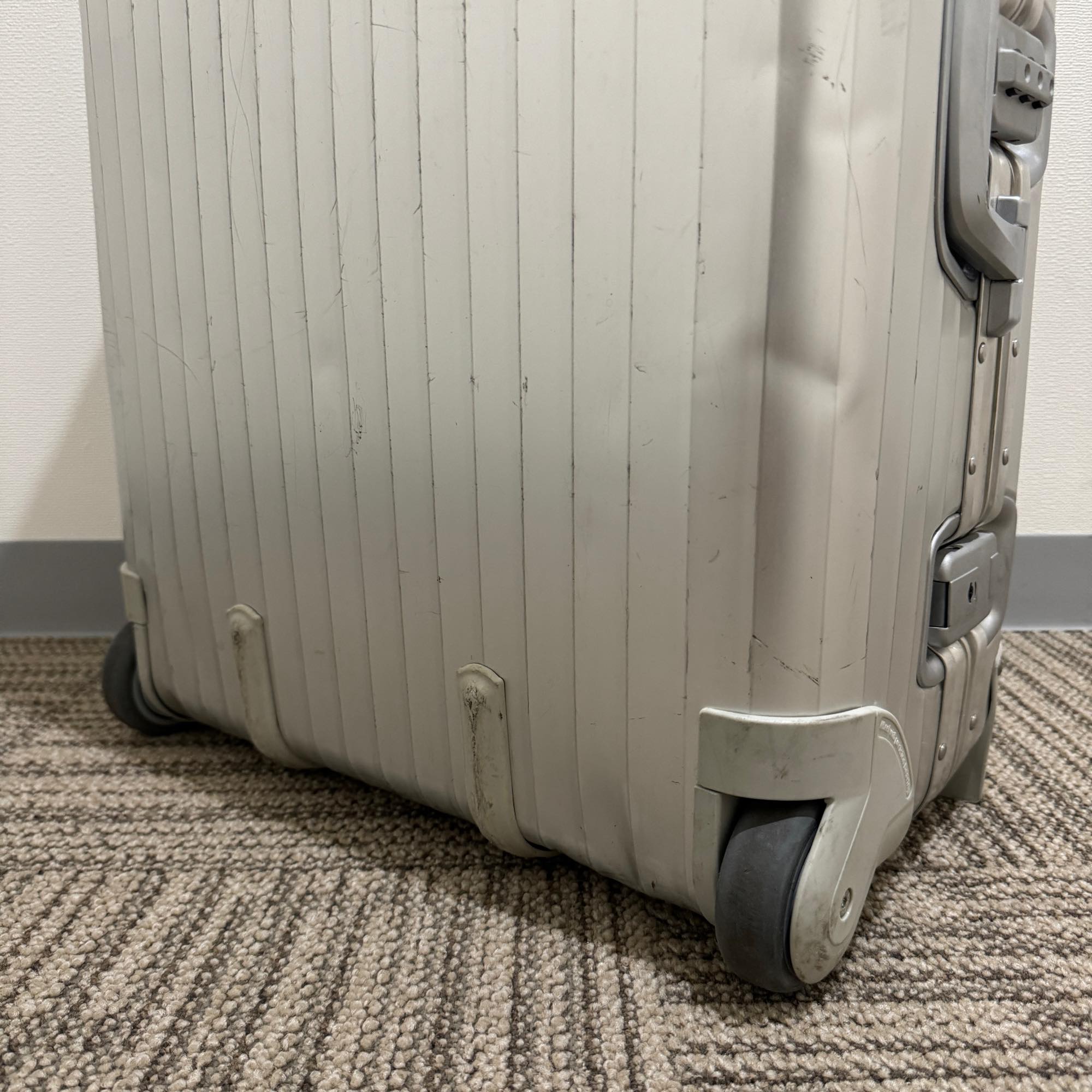リモワ　トパーズ　中古商品　U930.63-6　63リットル　2輪