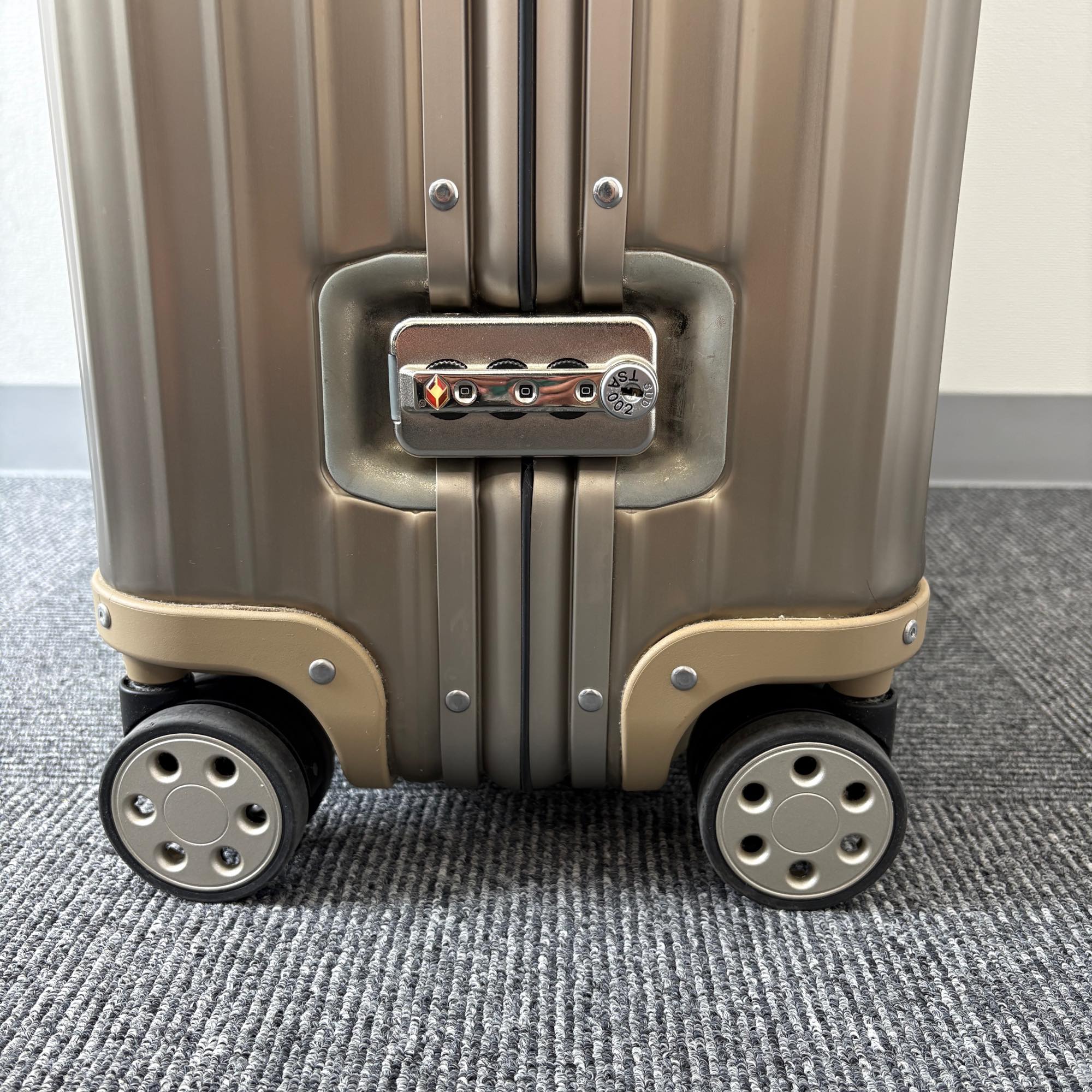 リモワ　トパーズ チタニウム(オリジナル)　中古美品　945.77-5　98リットル 4輪