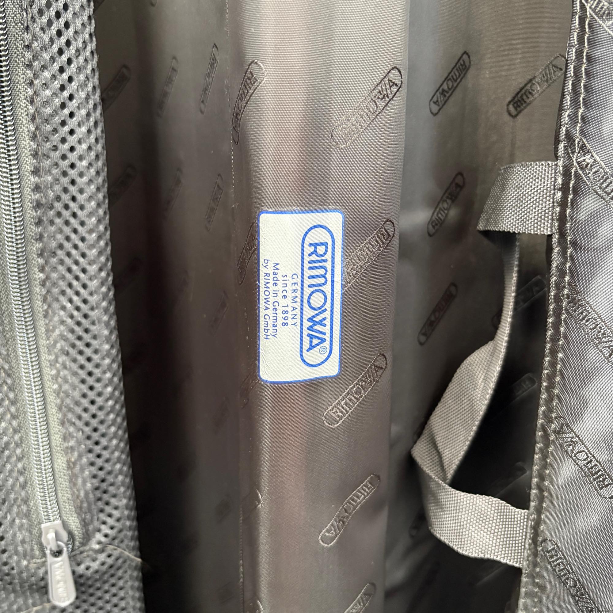 リモワ　トパーズ チタニウム(オリジナル)　中古美品　945.77-5　98リットル 4輪