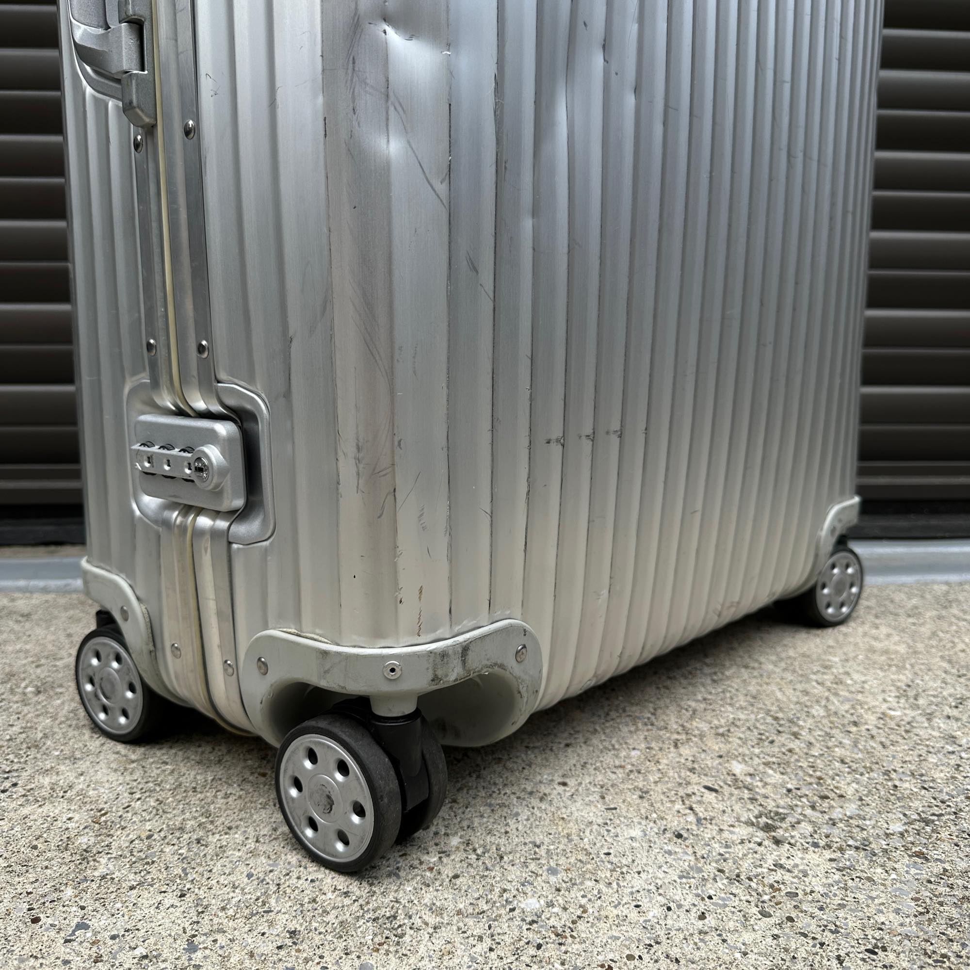 リモワ　トパーズ　中古商品　932.77-7　104リットル　4輪