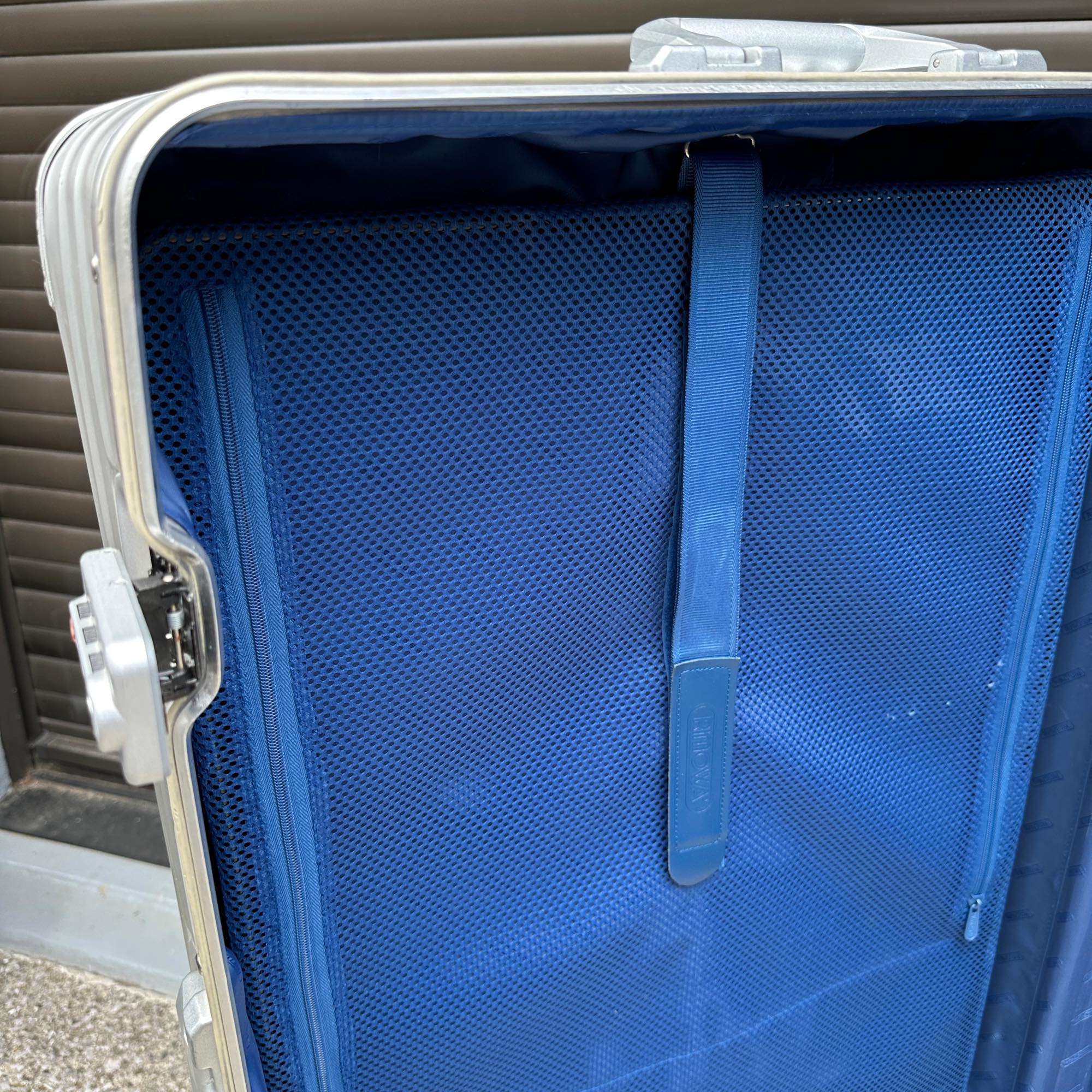 リモワ　トパーズ　中古商品　932.77-7　104リットル　4輪